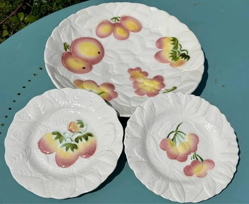 Plat à tarte et deux assiettes à dessert en barbotine de Sarreguemines