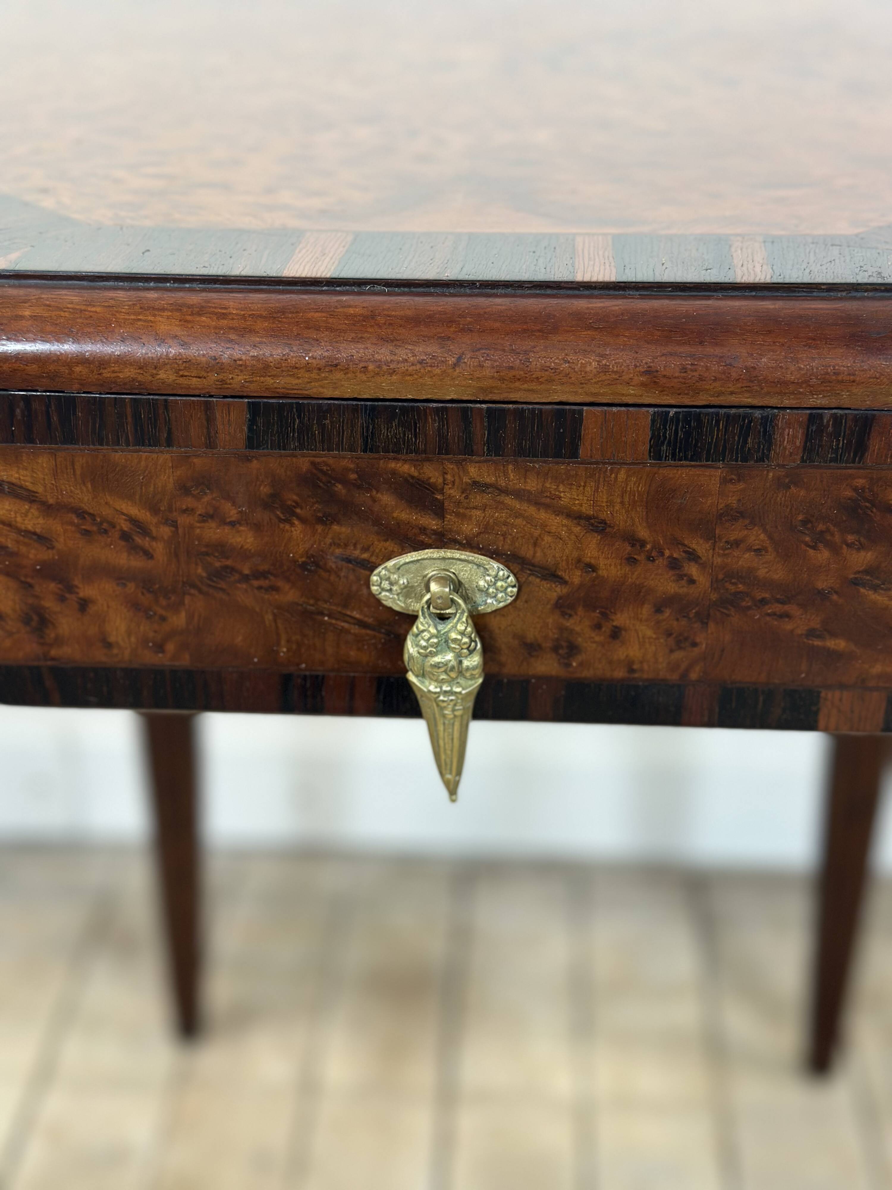 Art Deco gueridon in walnut burl marquetry, 1930.