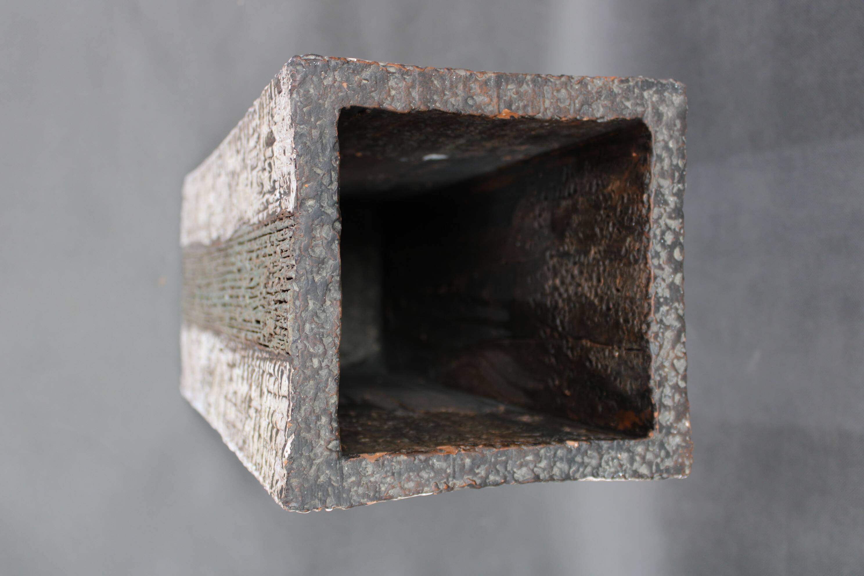 Vase en céramique brutaliste européen des années 1970 – forme haute et texturée, typique du style moderne du milieu du siècle.