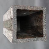 Vase en céramique brutaliste européen des années 1970 – forme haute et texturée, typique du style moderne du milieu du siècle.