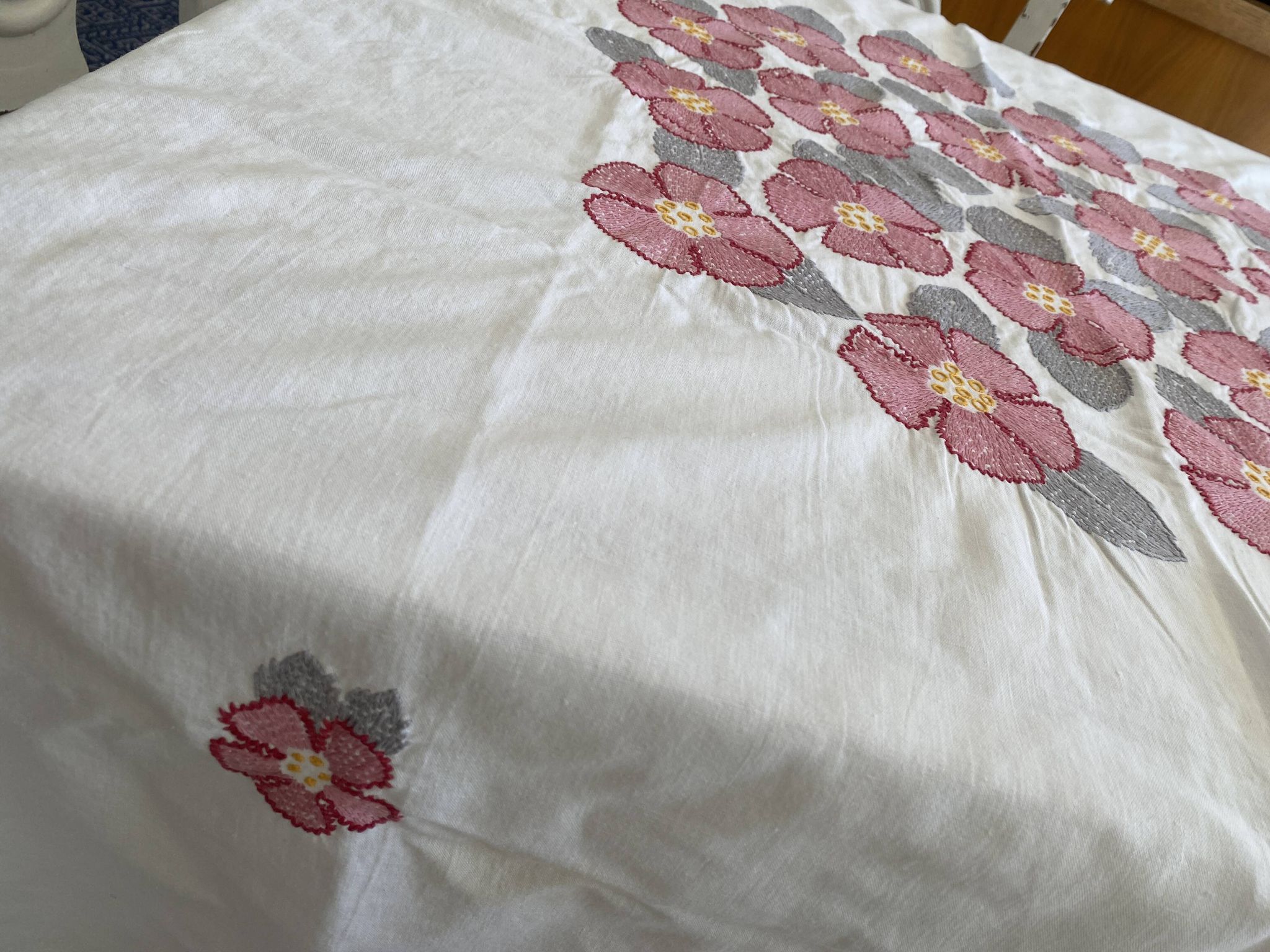 Embroidered square tablecloth - floral design - cotton - 150x150 cm