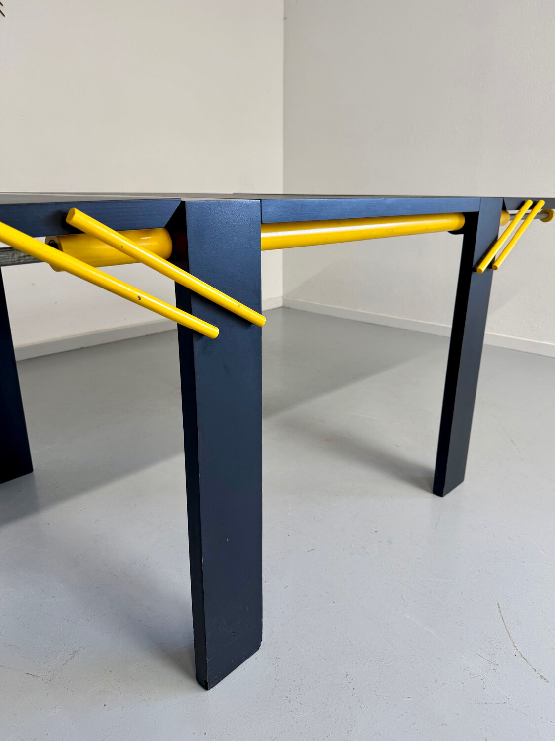 Table à manger extensible postmoderne design italien Lorenzo et Stefani, 1980