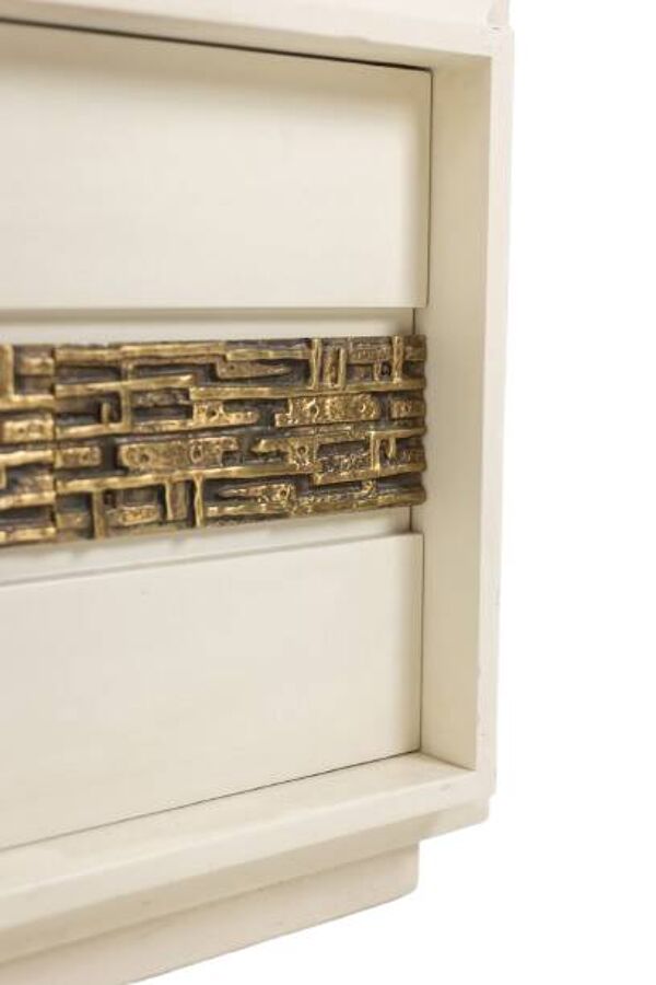 Luciano Frigerio. Paire de chevets en bois laqué et bronze. Années 70.