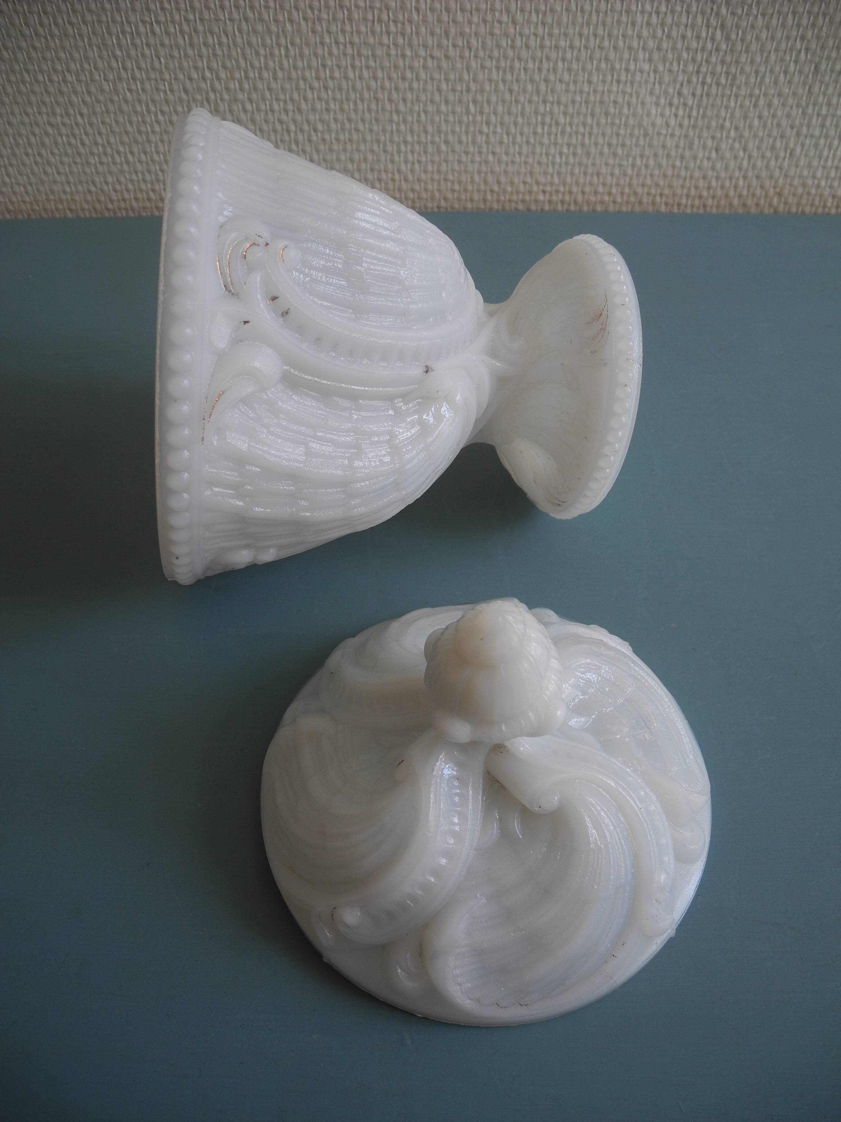 Sucrier, drageoir style Louis XV en opaline de Portieux