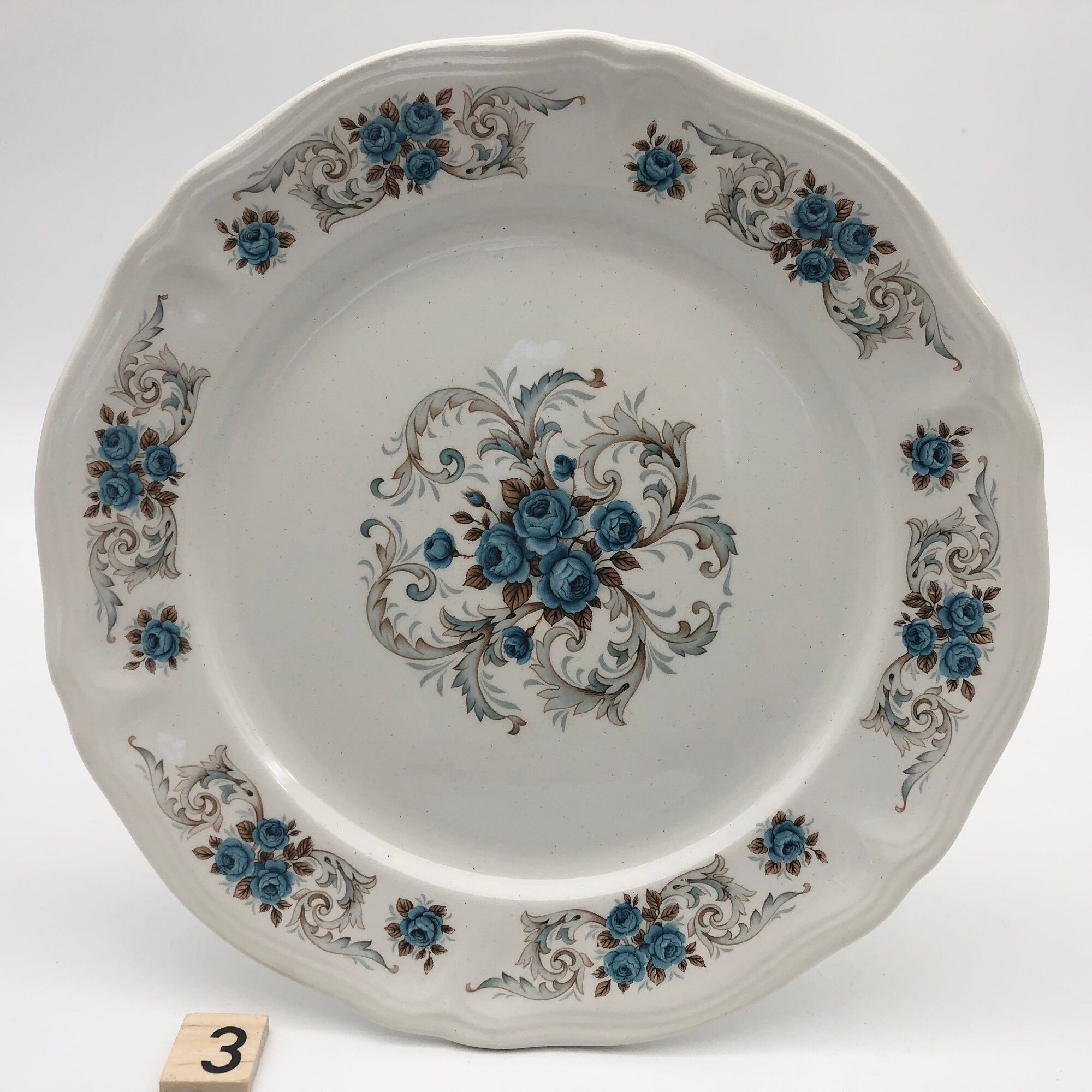 4 Orchies Moulin des Loups dessert plates, Sevigné model