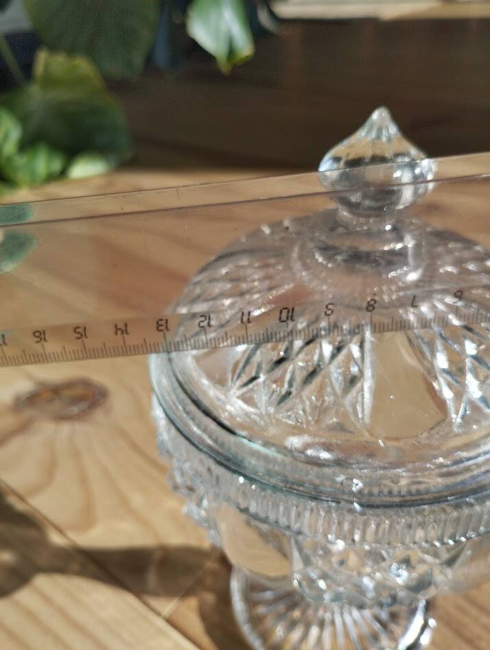 Footed glass bonbonnière – Fine design, Art Deco spirit