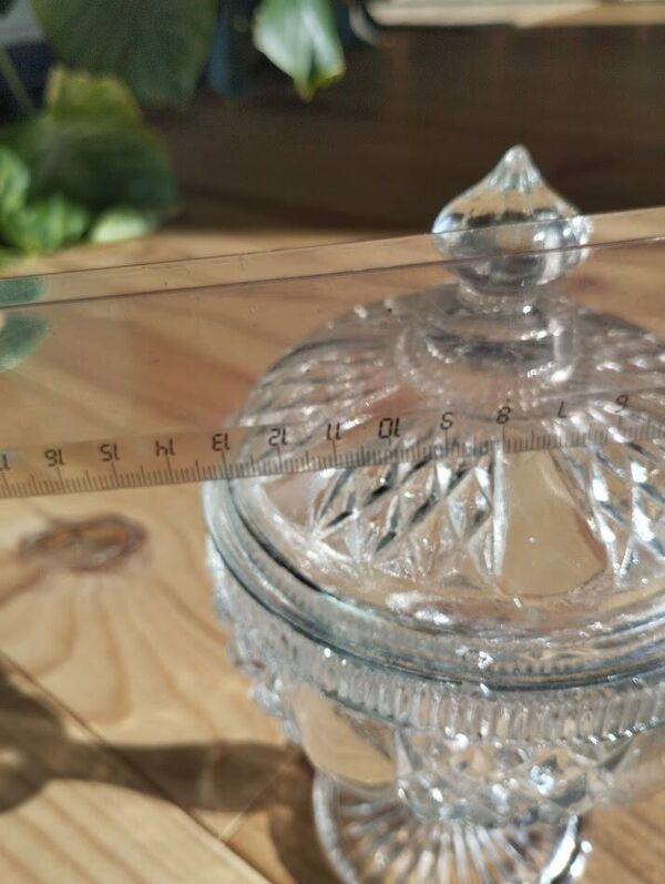 Bonbonnière sur pied en verre pressé – Design fin, esprit Art Déco