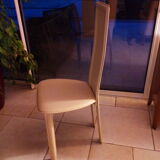 Chaise en cuir blanc cassé