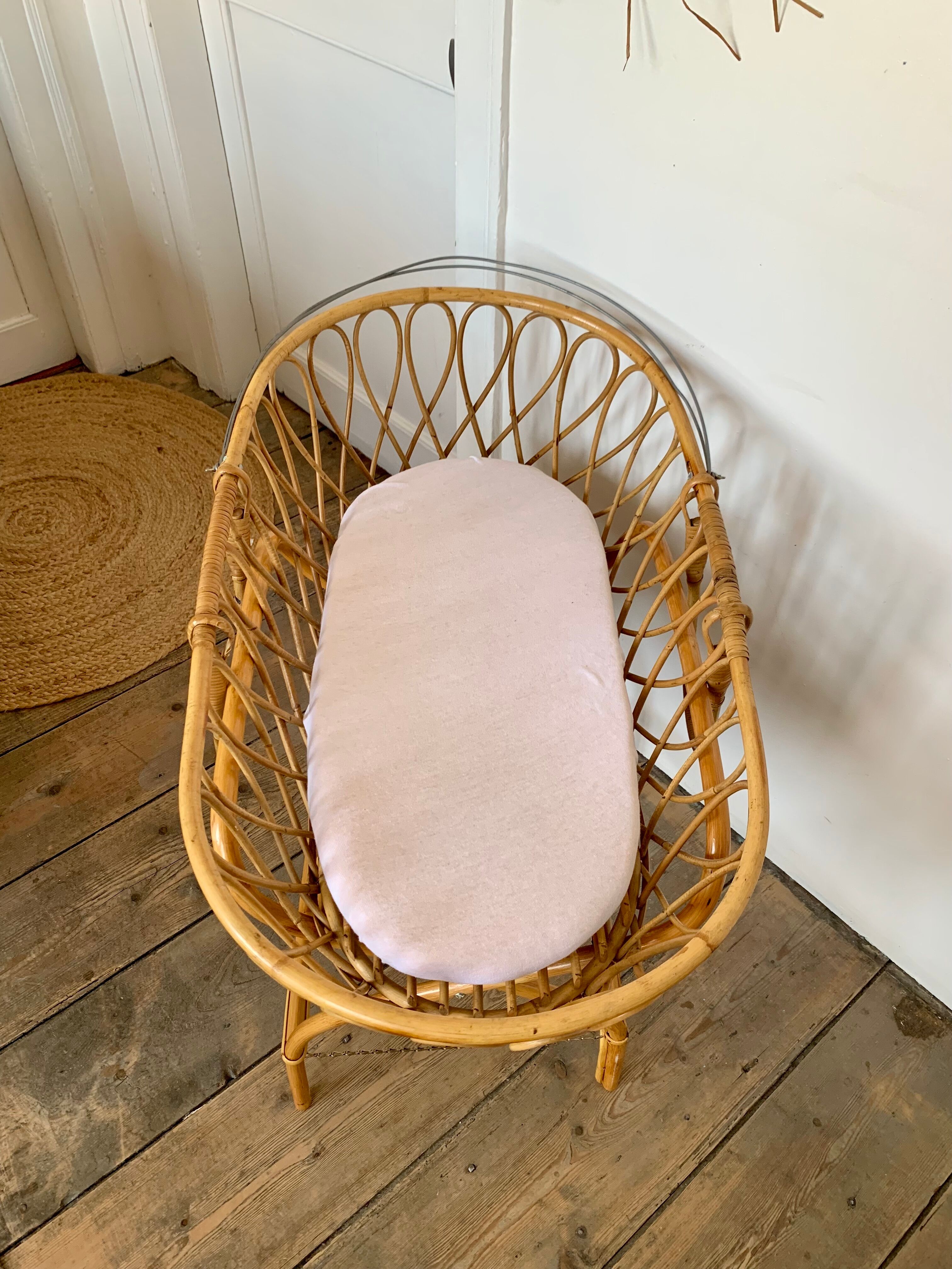 Vintage rattan couffin & its foot