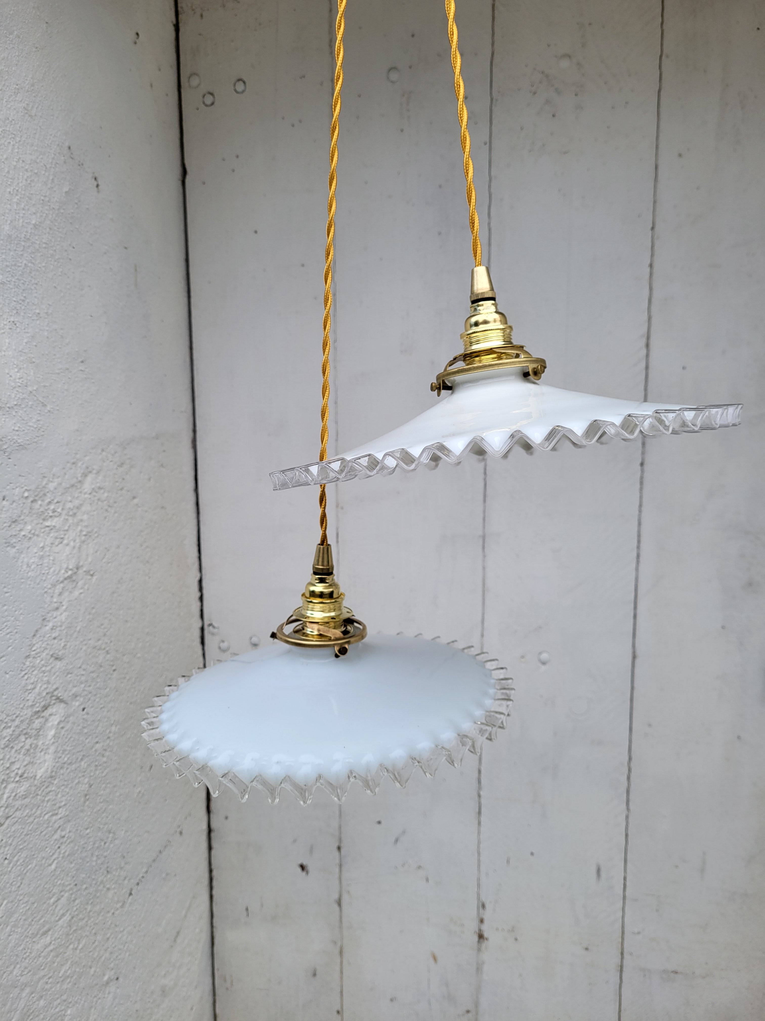 Duo of serrated opaline suspensions