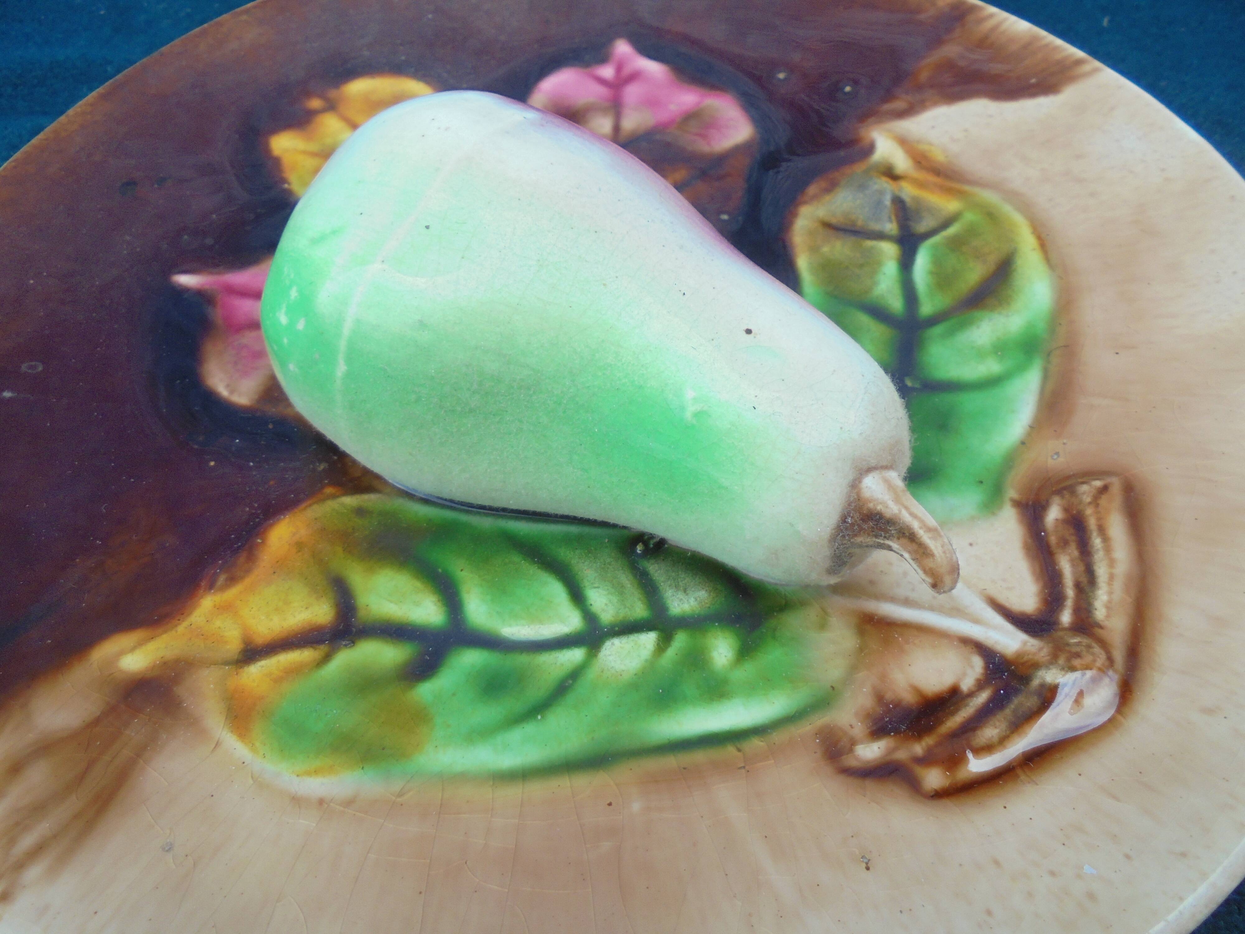 Plate in slip trompe l'oeil pear