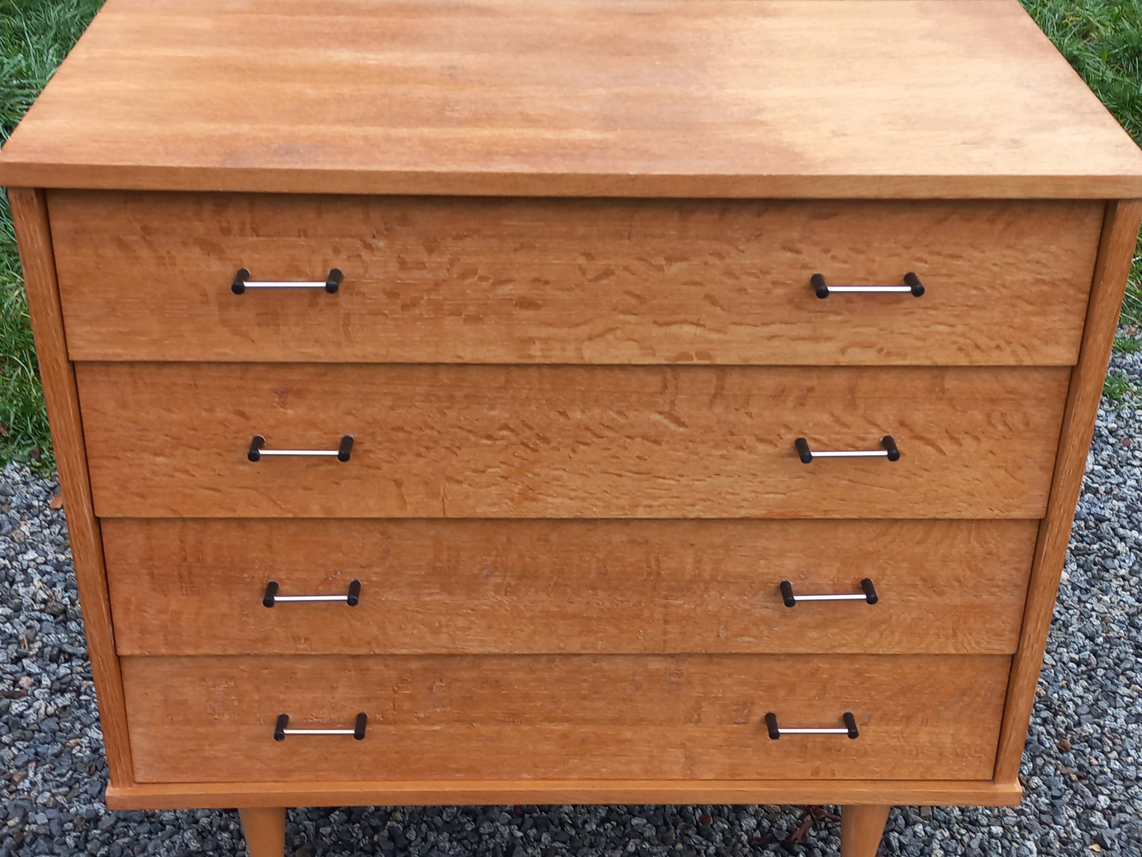 Vintage oak chest of drawers with 4 drawers from the 1960s.