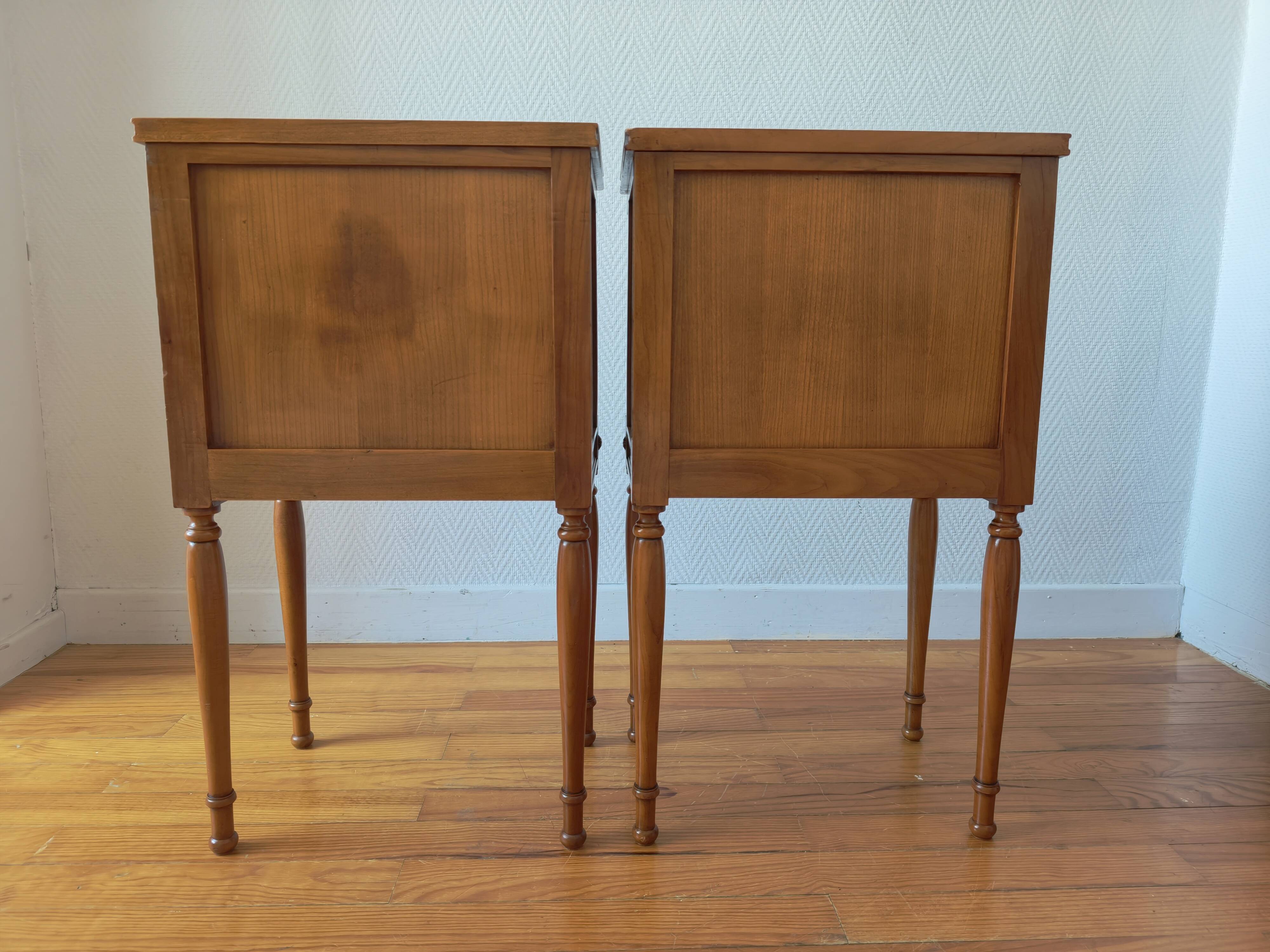 Paire de tables chevet françaises de style Louis XVI