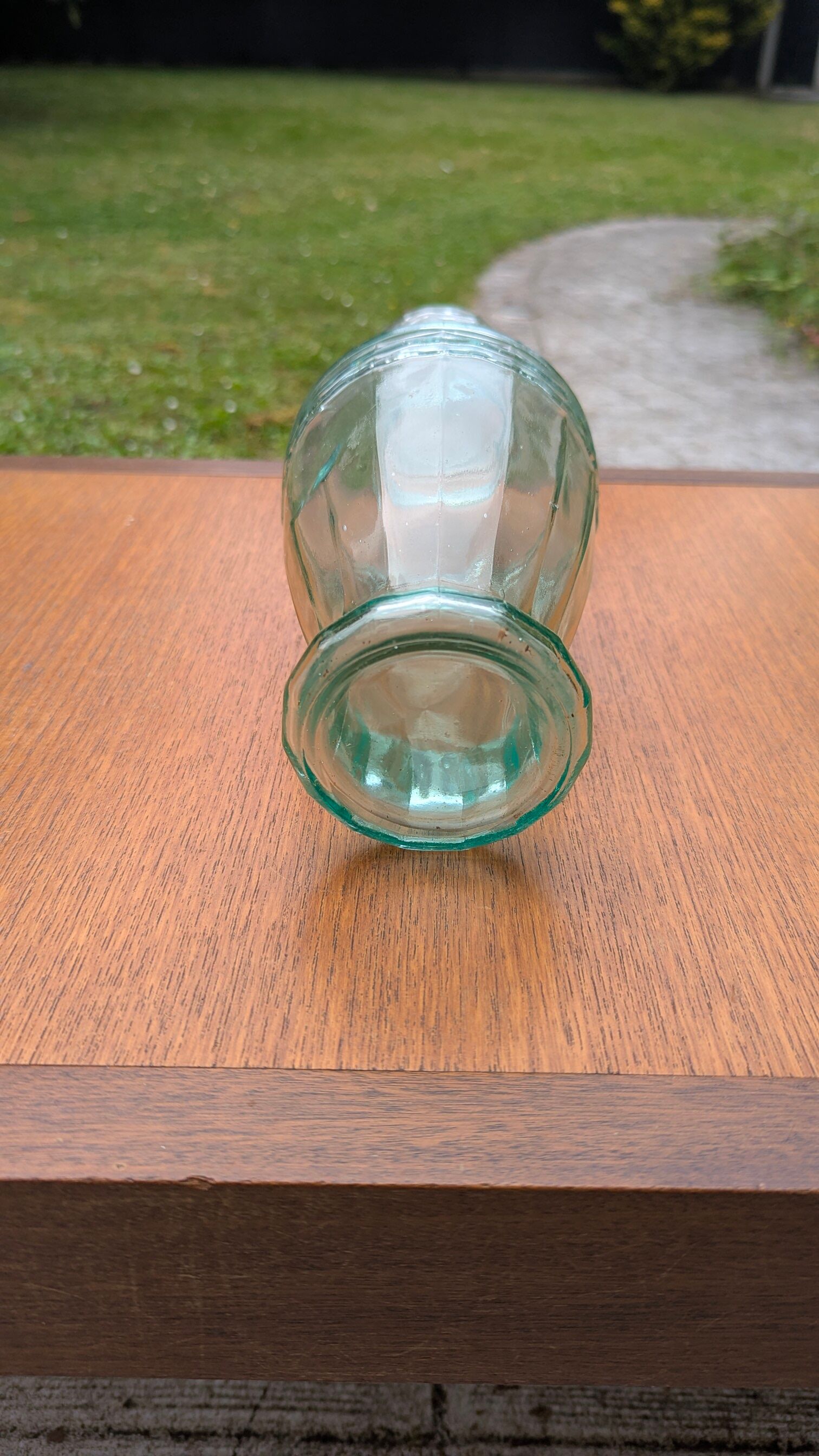 Carafe en verre moulé épais