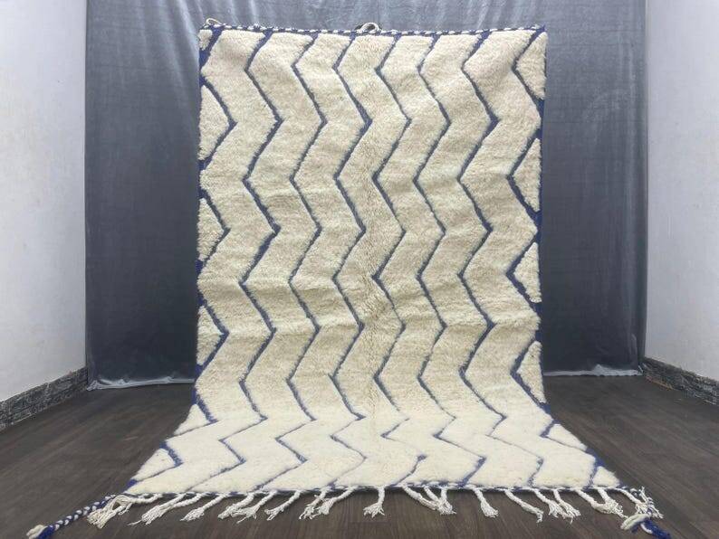 Moroccan Berber rug decorated 250cm x 150cm