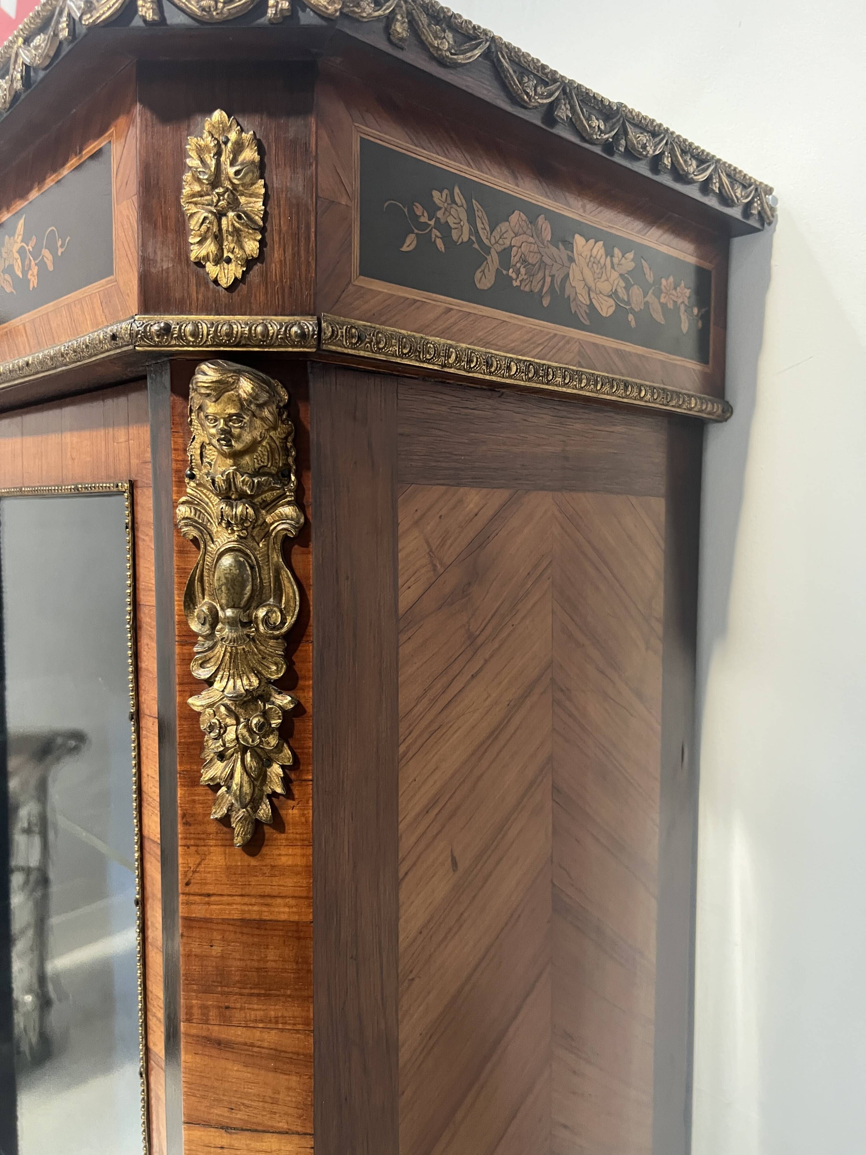 Napoleon III display cabinet in rosewood veneer and marquetry, 19th century.