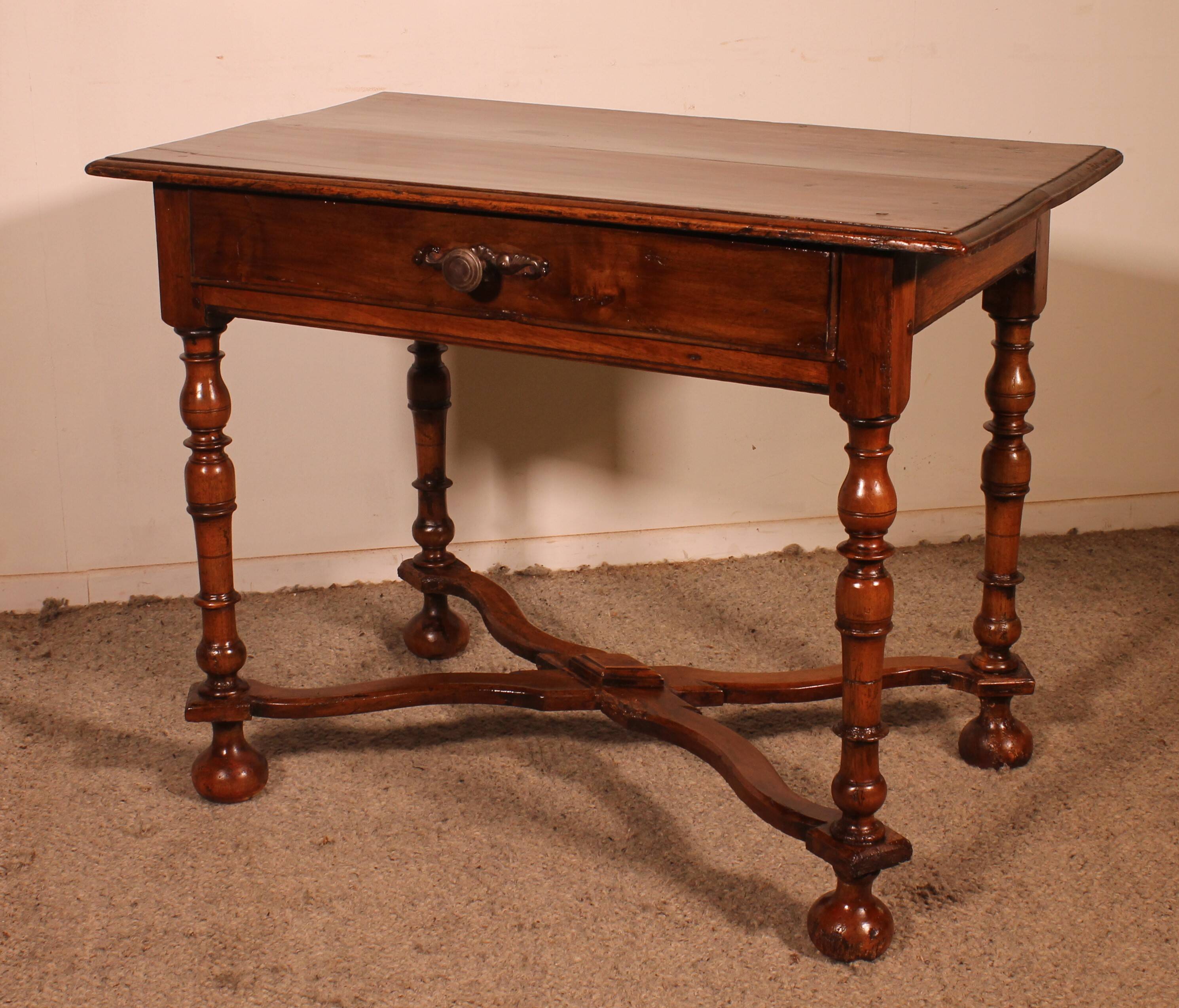 Louis XIV Table in Walnut - 17th Century