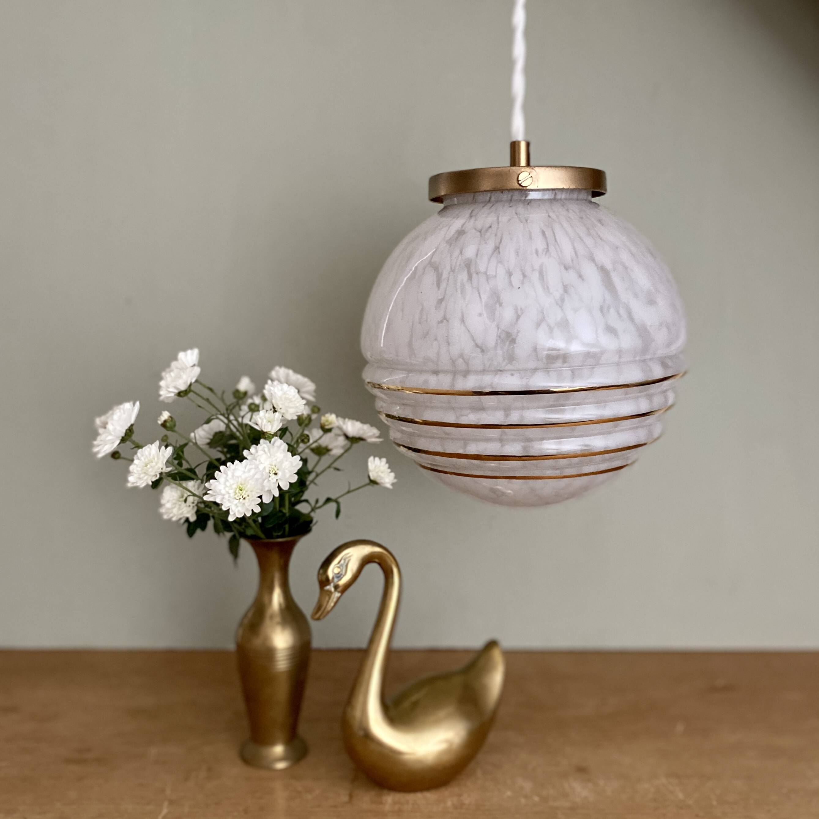 Suspension globe vintage en verre de clichy blanc et or