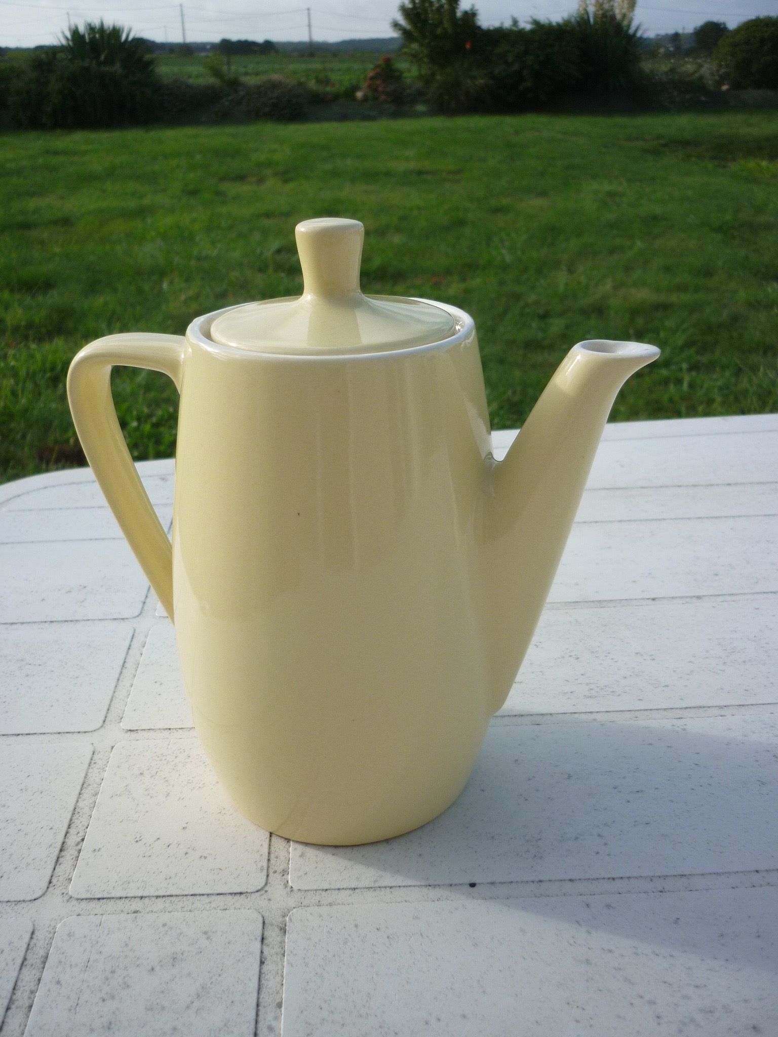 Cafetière jaune en céramique vintage