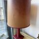 Lampe de table le tanneur en cuir bordeaux – design français – 65 cm