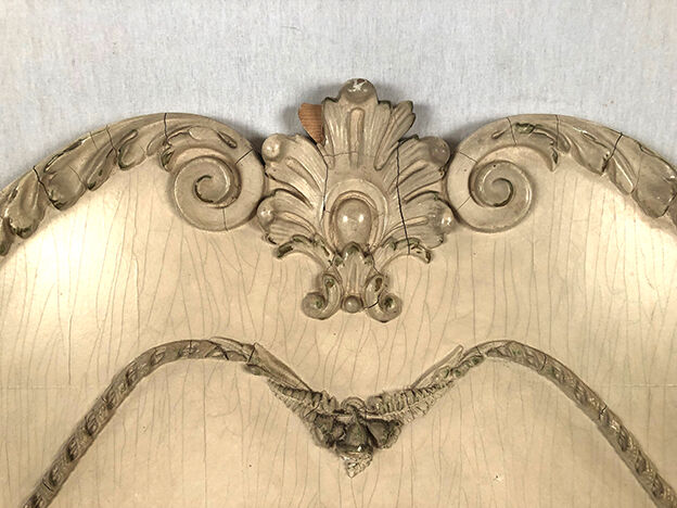 Tête de lit en bois laqué crème de style rococo, milieu XXe