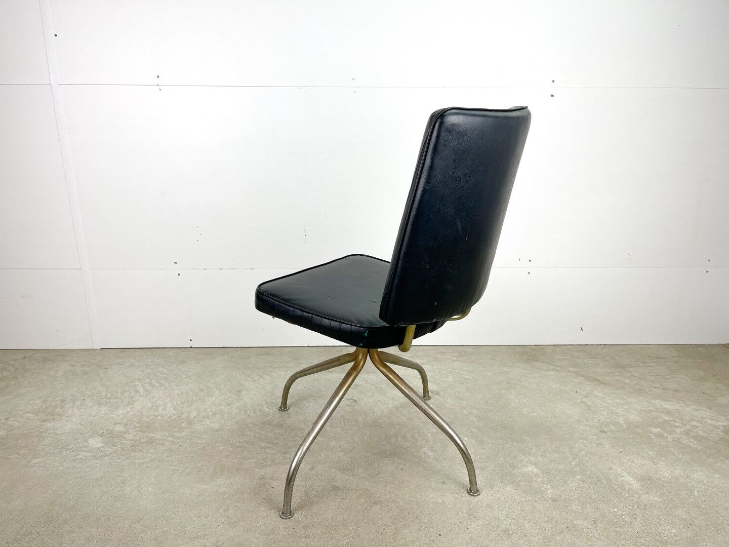 Retro office chair | swivel vintage black chair