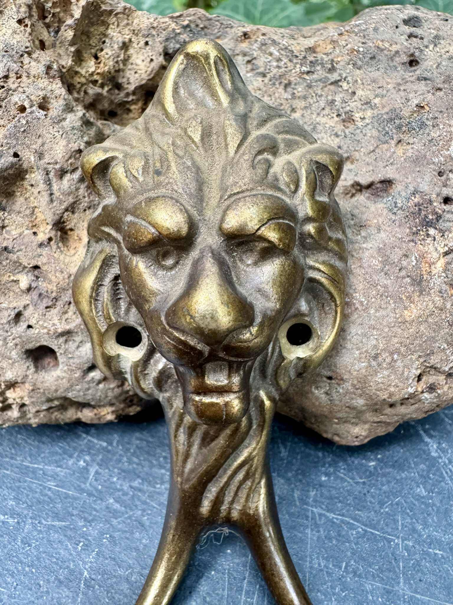 Patère lion en laiton style baroque