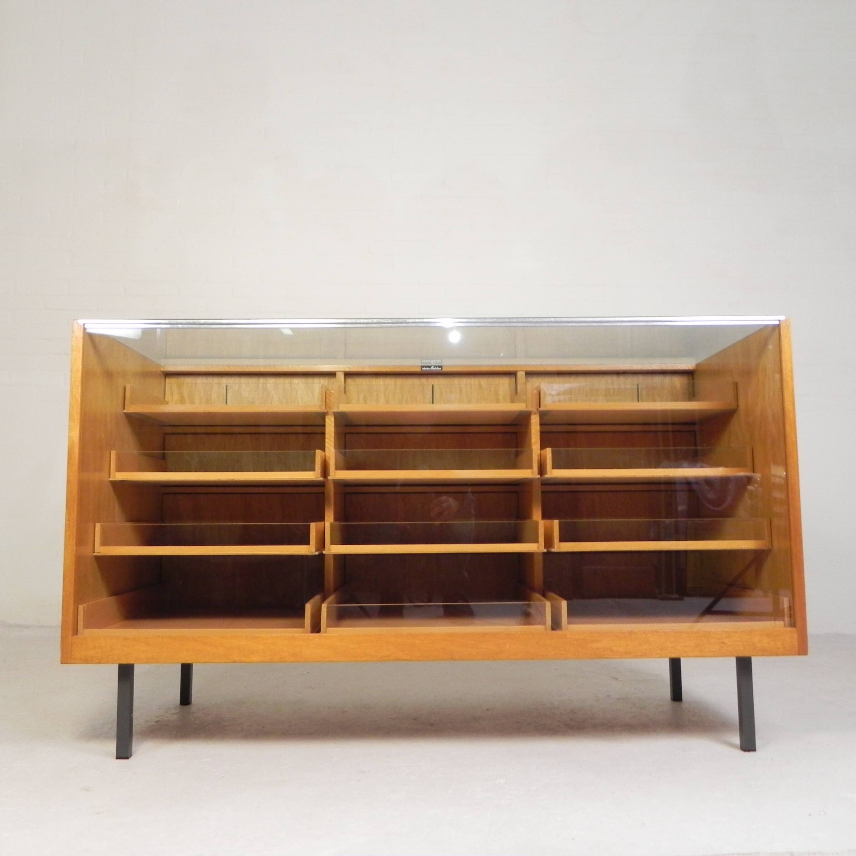 Counter, display case by Ladenbau Brixius, 150 cm long, 1950s.