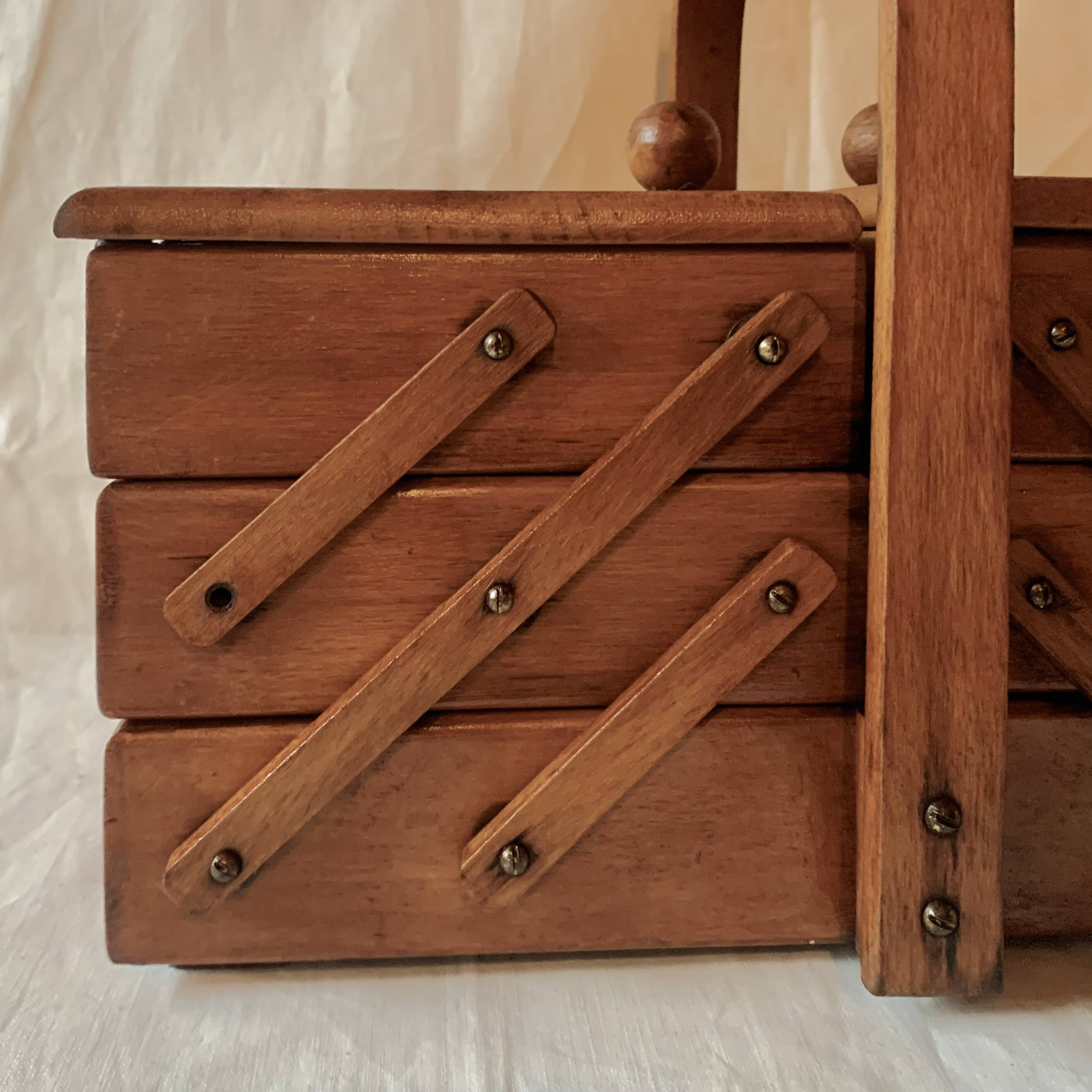 Petite travailleuse en bois vintage