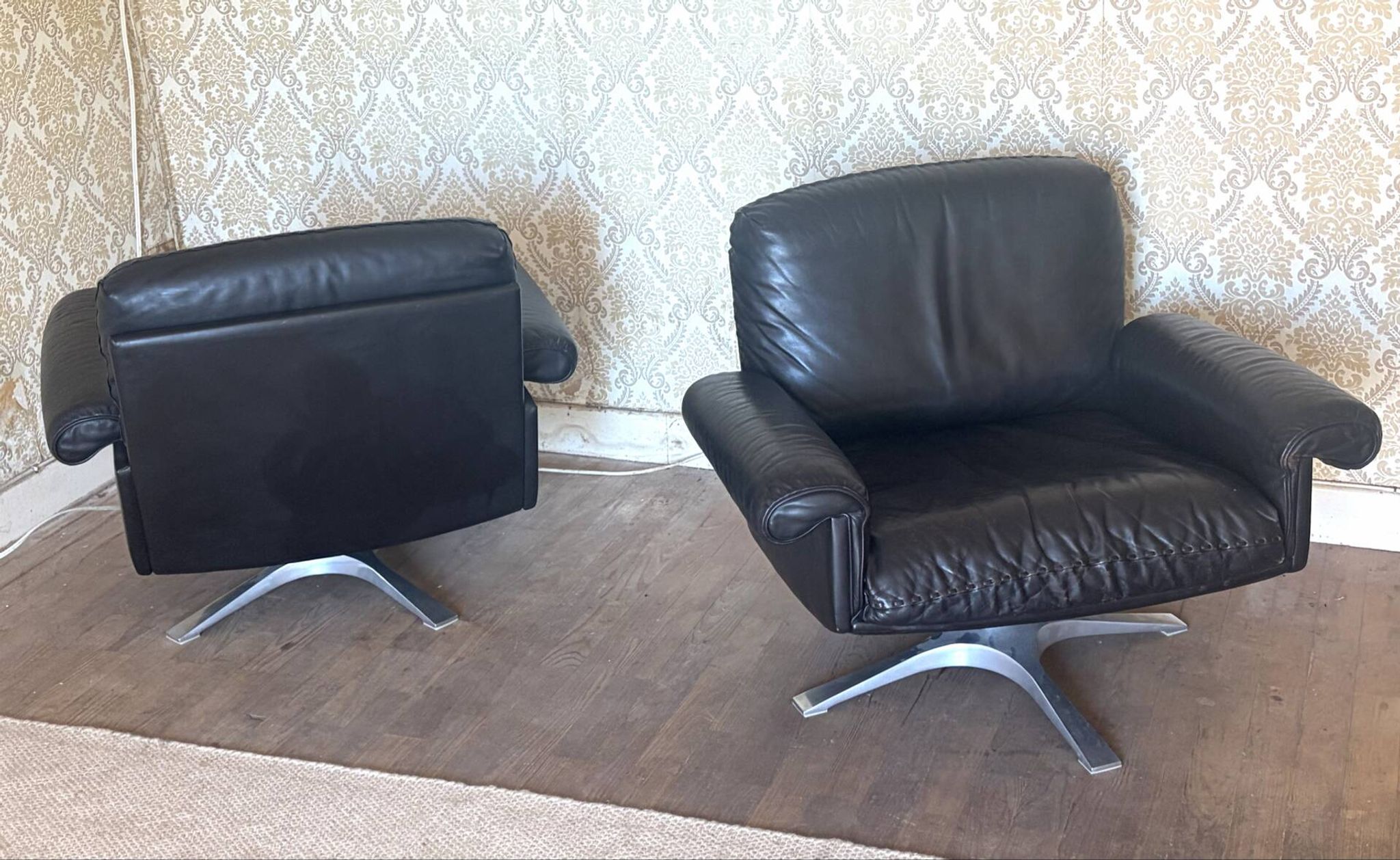 Set of 2 leather swivel lounge chairs De Sede DS-31