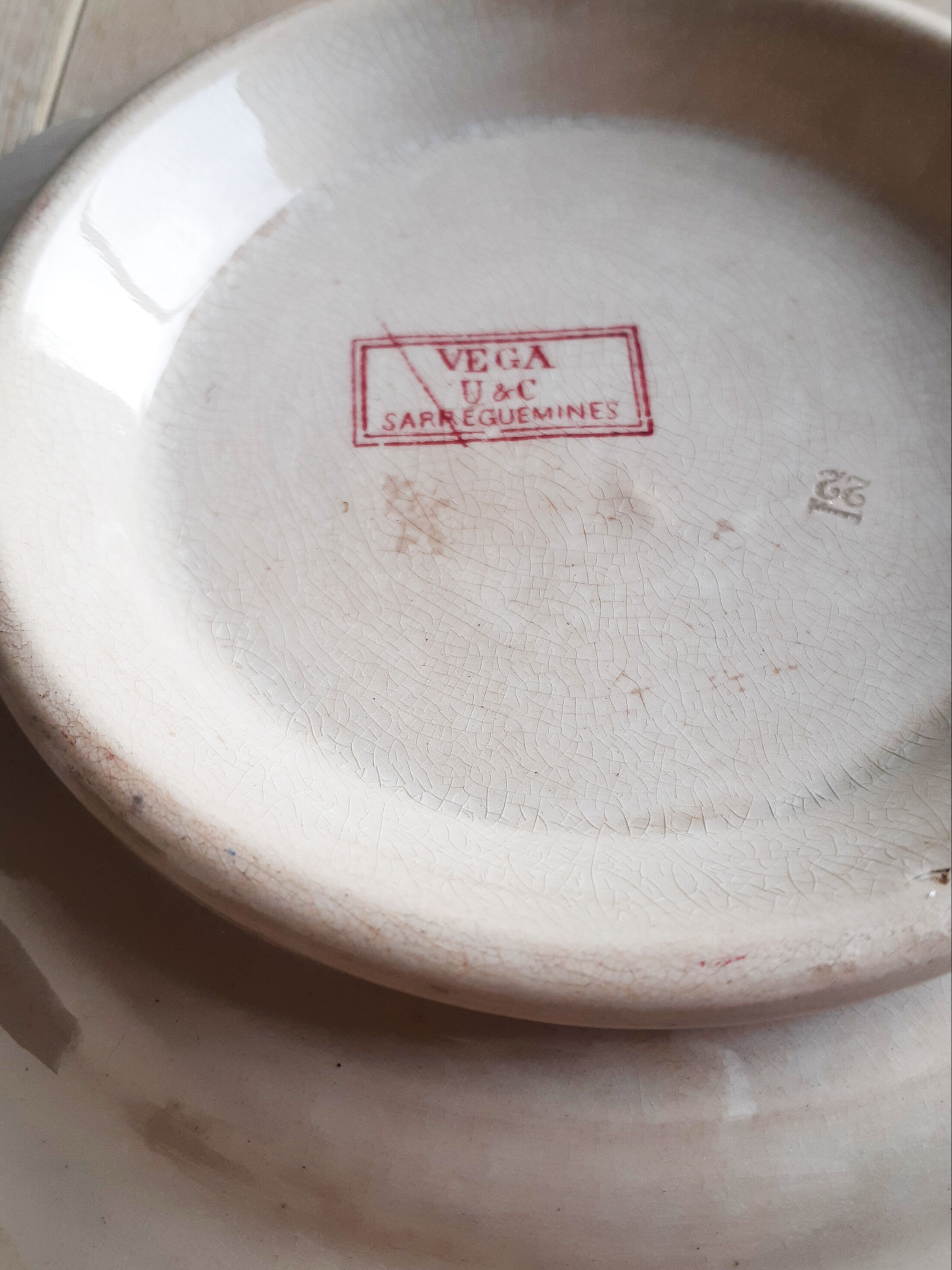 Plat à piedouche Sarreguemines Vega