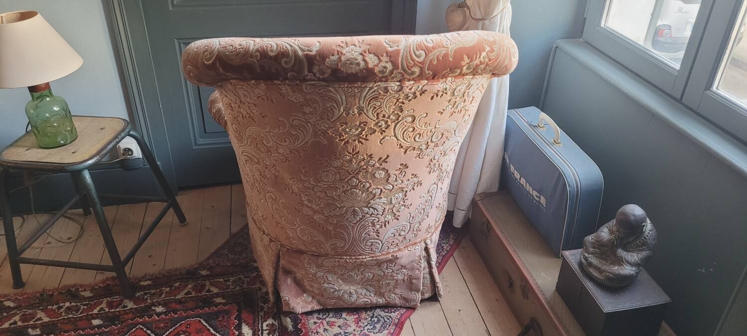 Velvet toad armchair