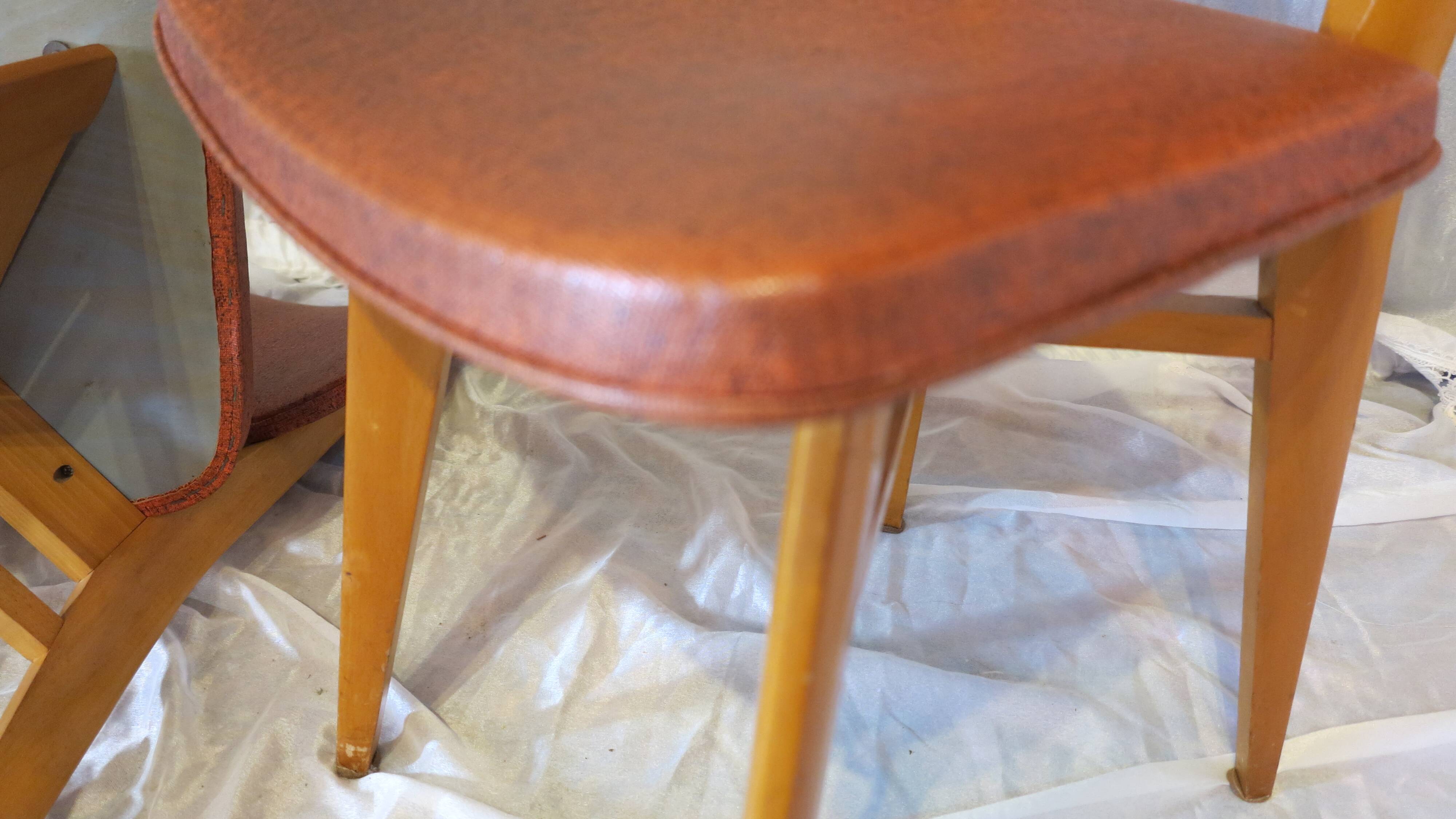 Paire de chaise skaï rouge années 50