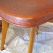 Paire de chaise skaï rouge années 50