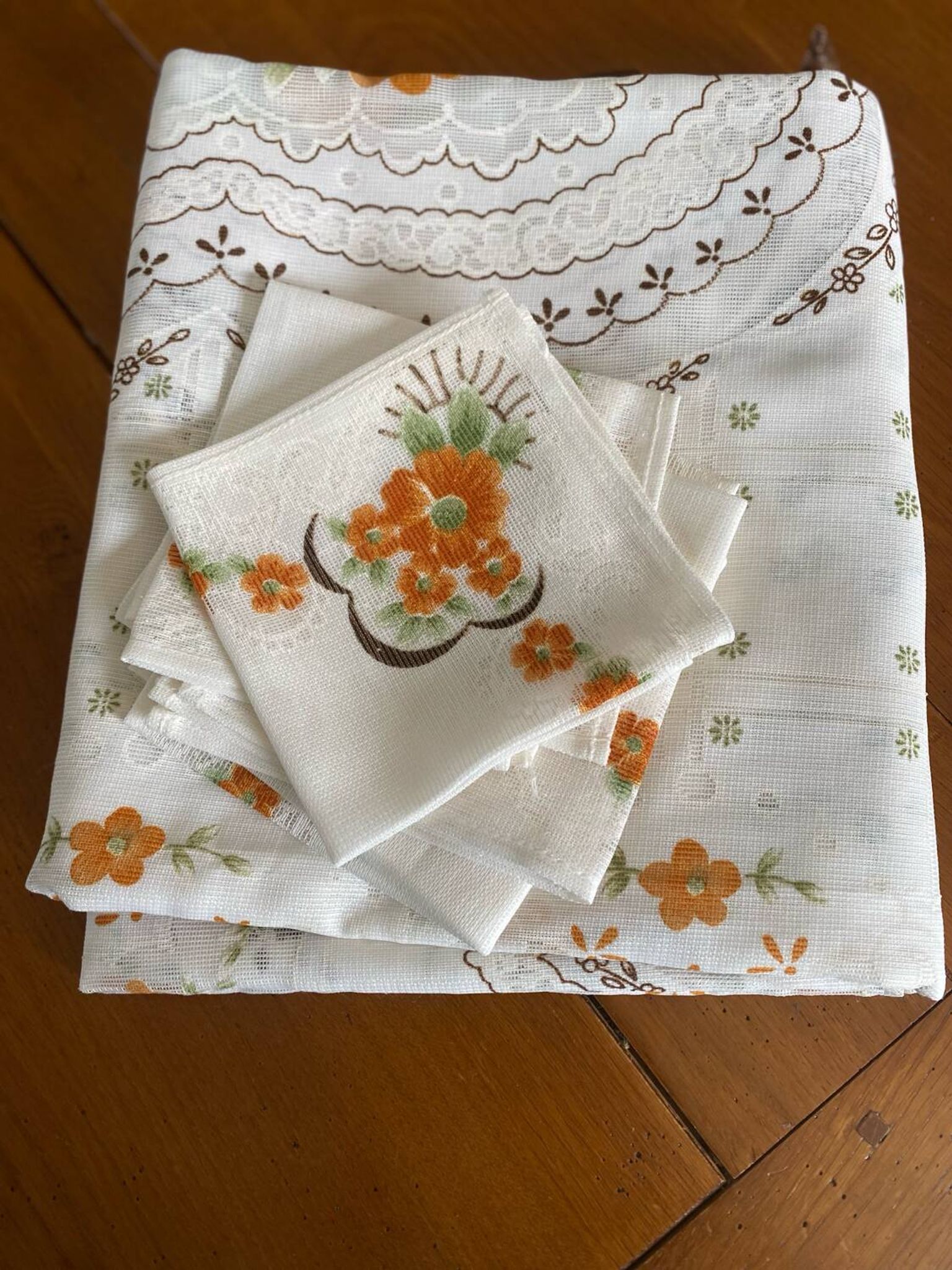 Vintage tablecloth and 6 napkins