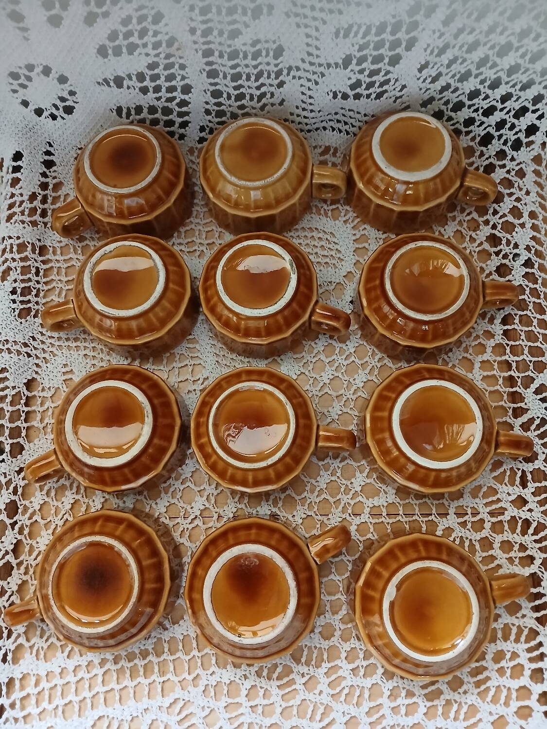 12 tasses à café anciennes avec soucoupes