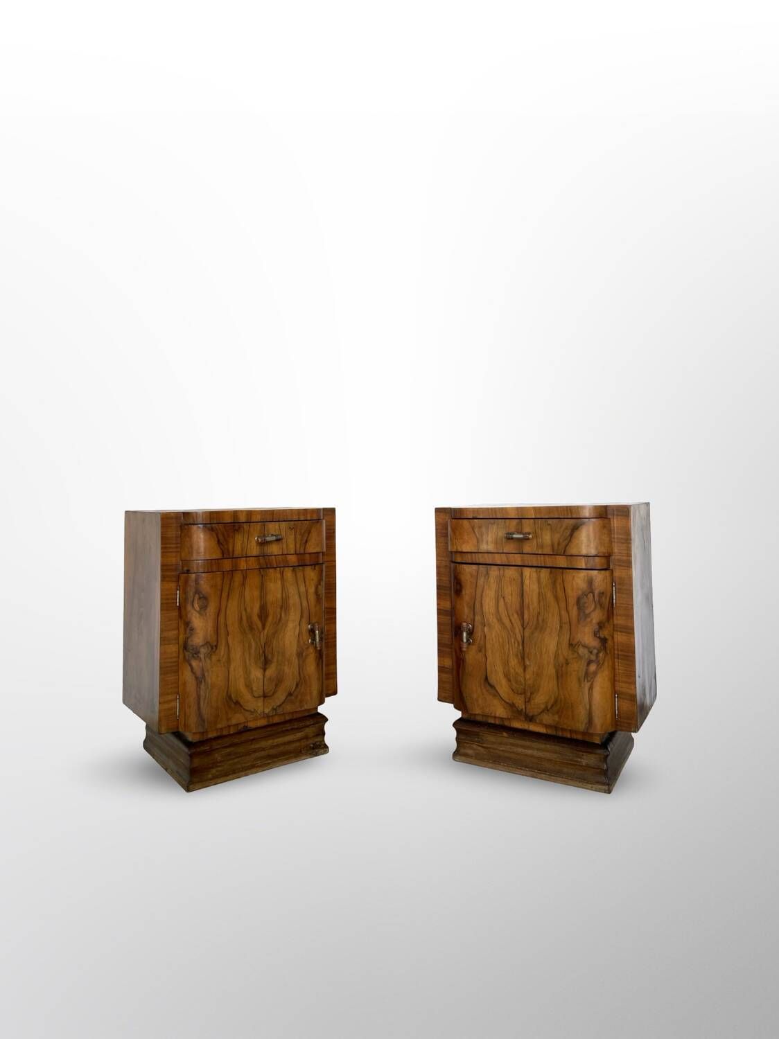 Tables de chevet Art déco italiennes en ronce de noyer, années 1930.