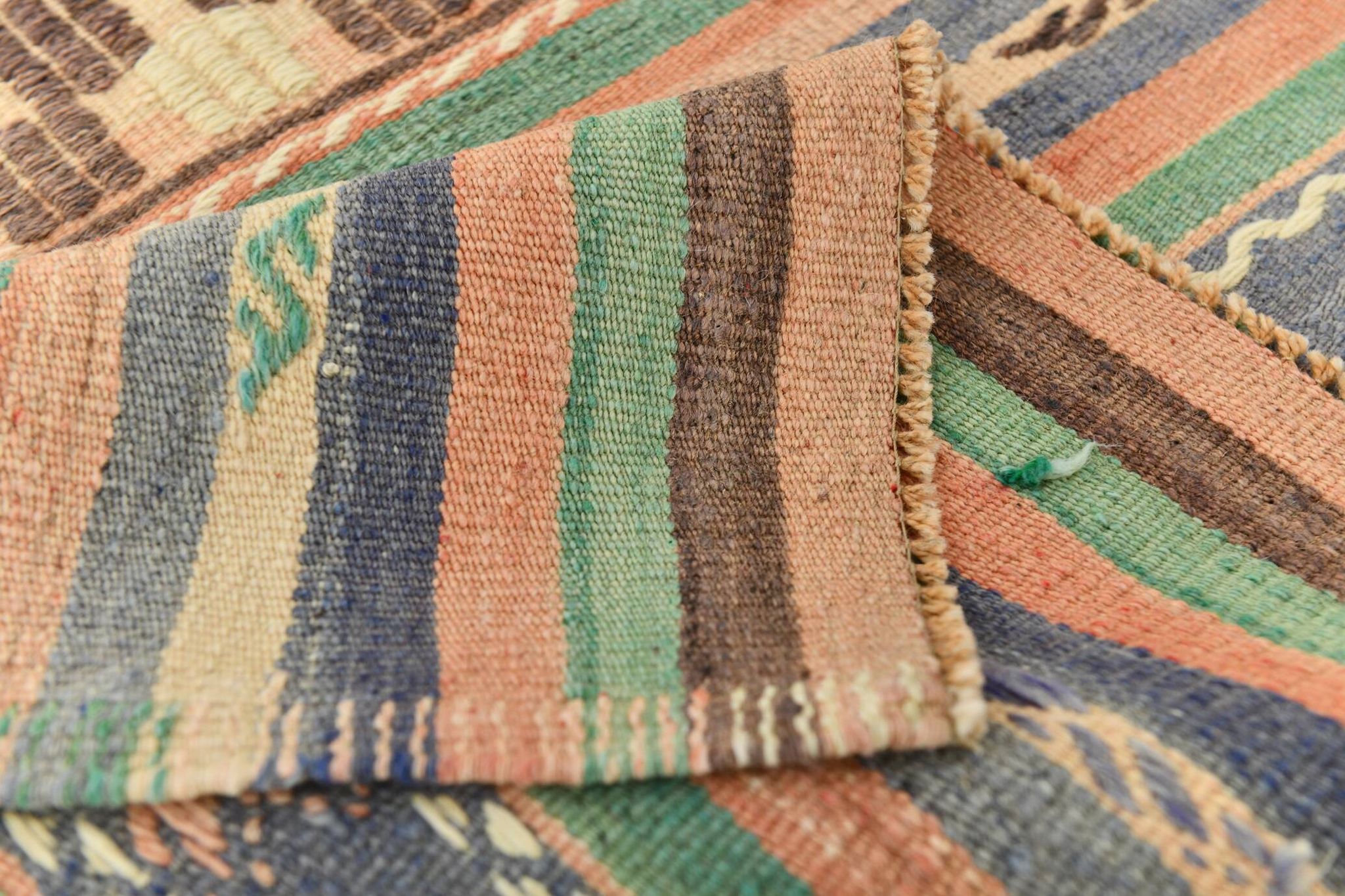 Kilim Vintage Anatolien, Rayures Tribales et Motifs Géométriques Pastel