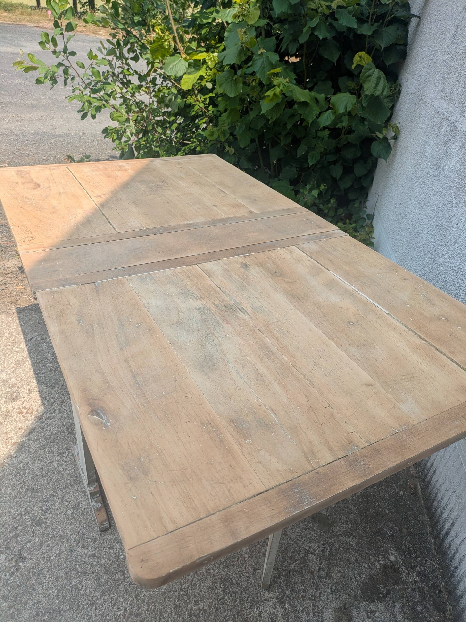 "Very" folding table