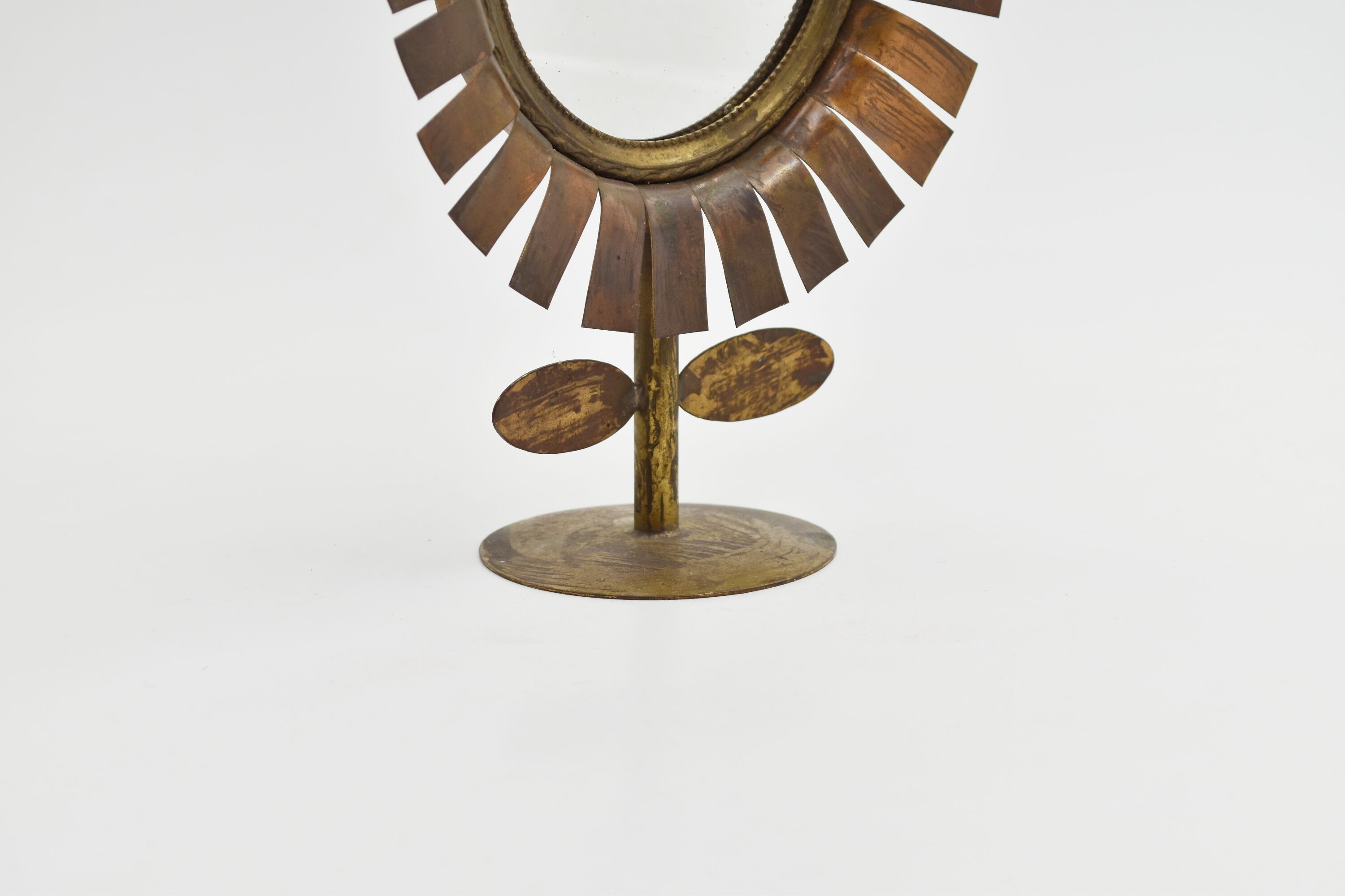 Vintage daisy pose mirror