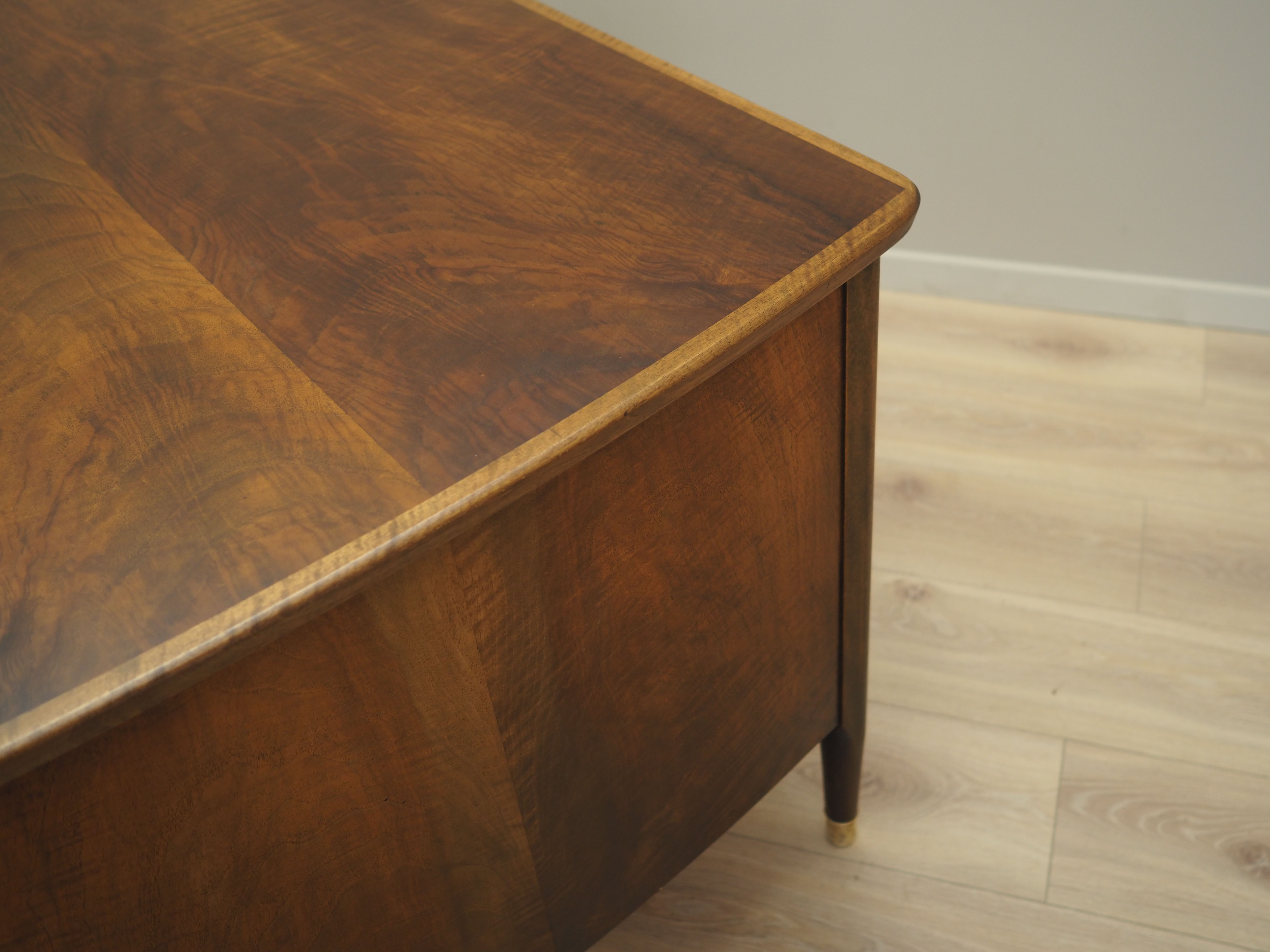 Bureau en noyer, design danois, années 1970, production: Danemark