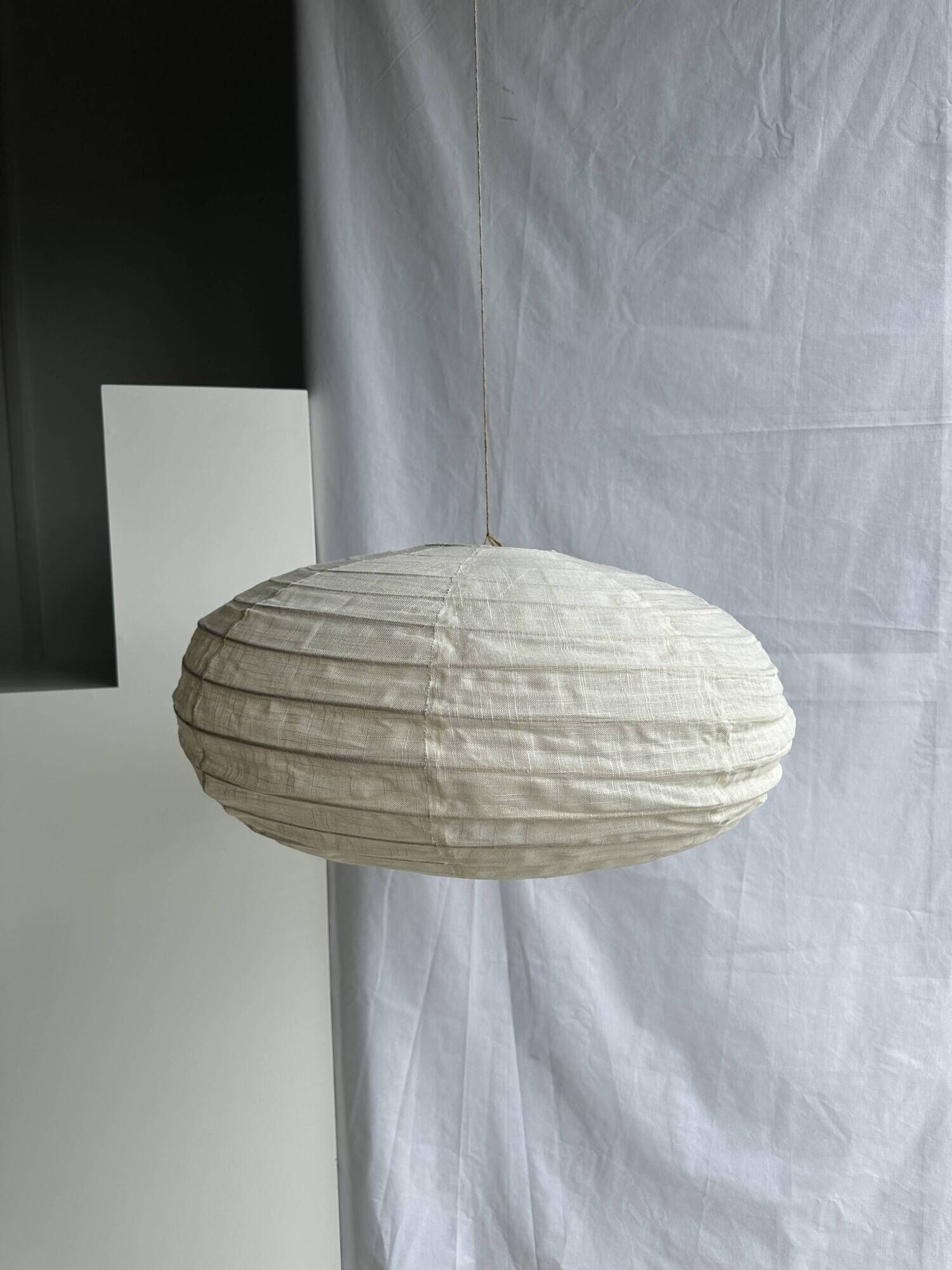 Large oval flat Japanese-style suspension in rattan and natural linen H35 D60.