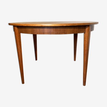 Round dining table with Scandinavian/Danish design in teak from the 60s.