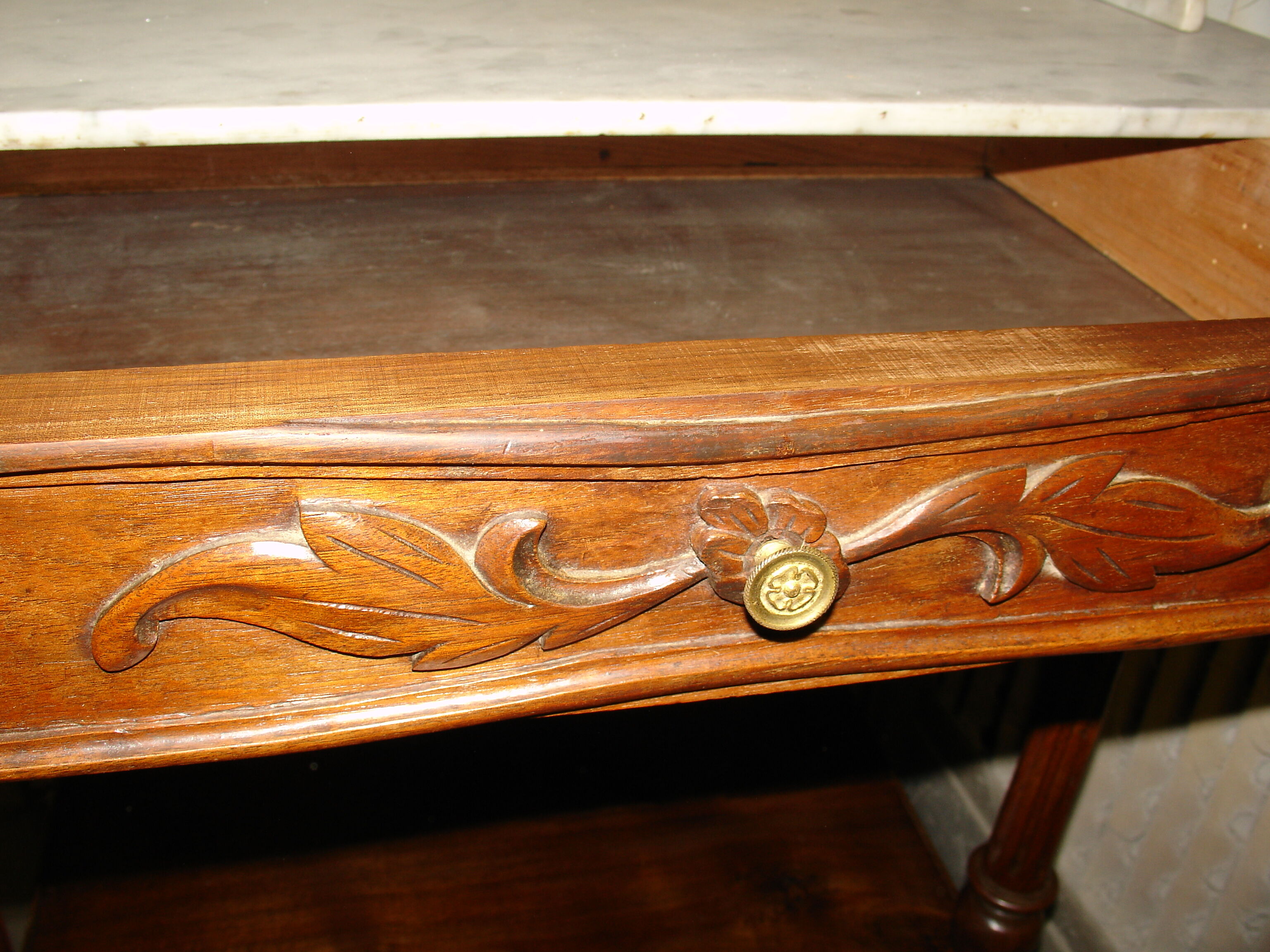 Dressing table and mirror in walnut, circa 1880