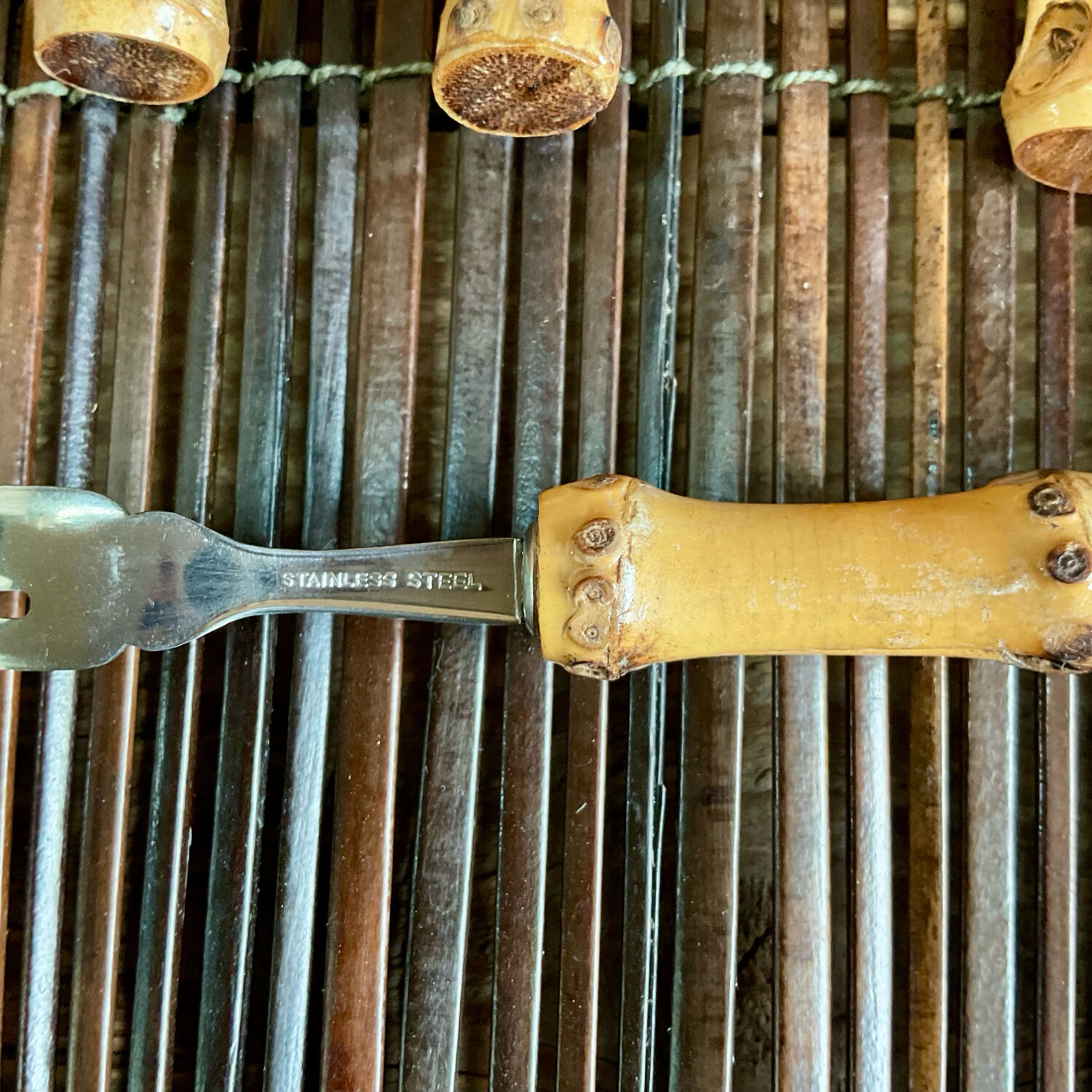 6 bamboo forks and a pie server