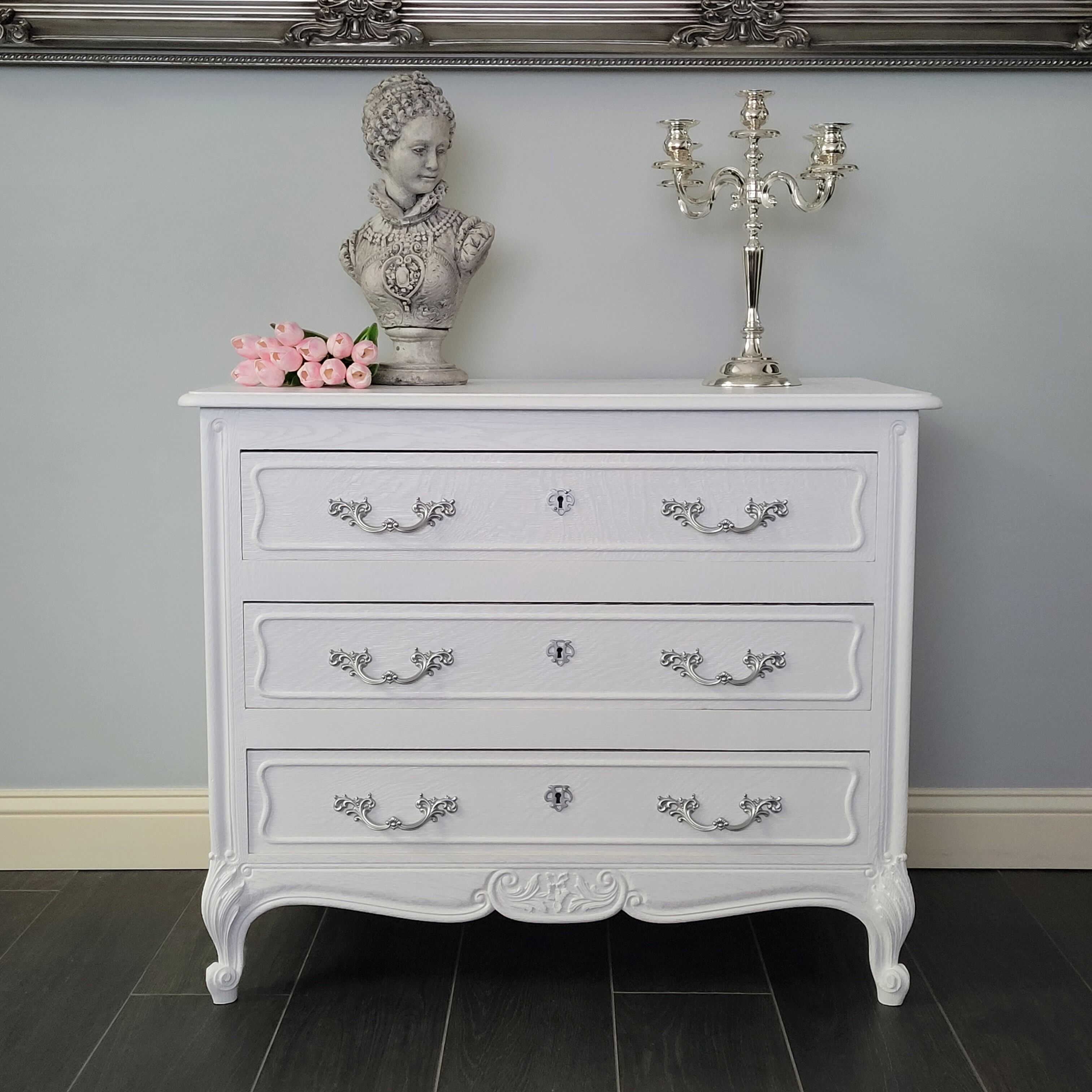 Commode en chêne à pieds galbés, 3 tiroirs