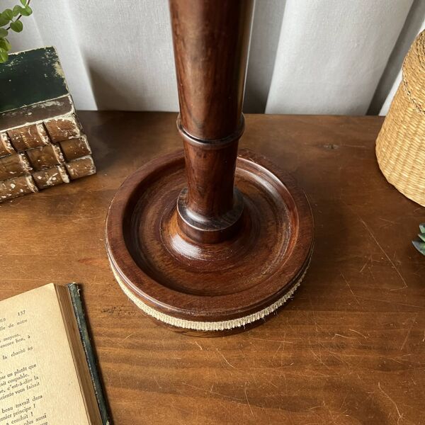 Grande lampe en acajou et abat-jour paille – Esprit « voyage »