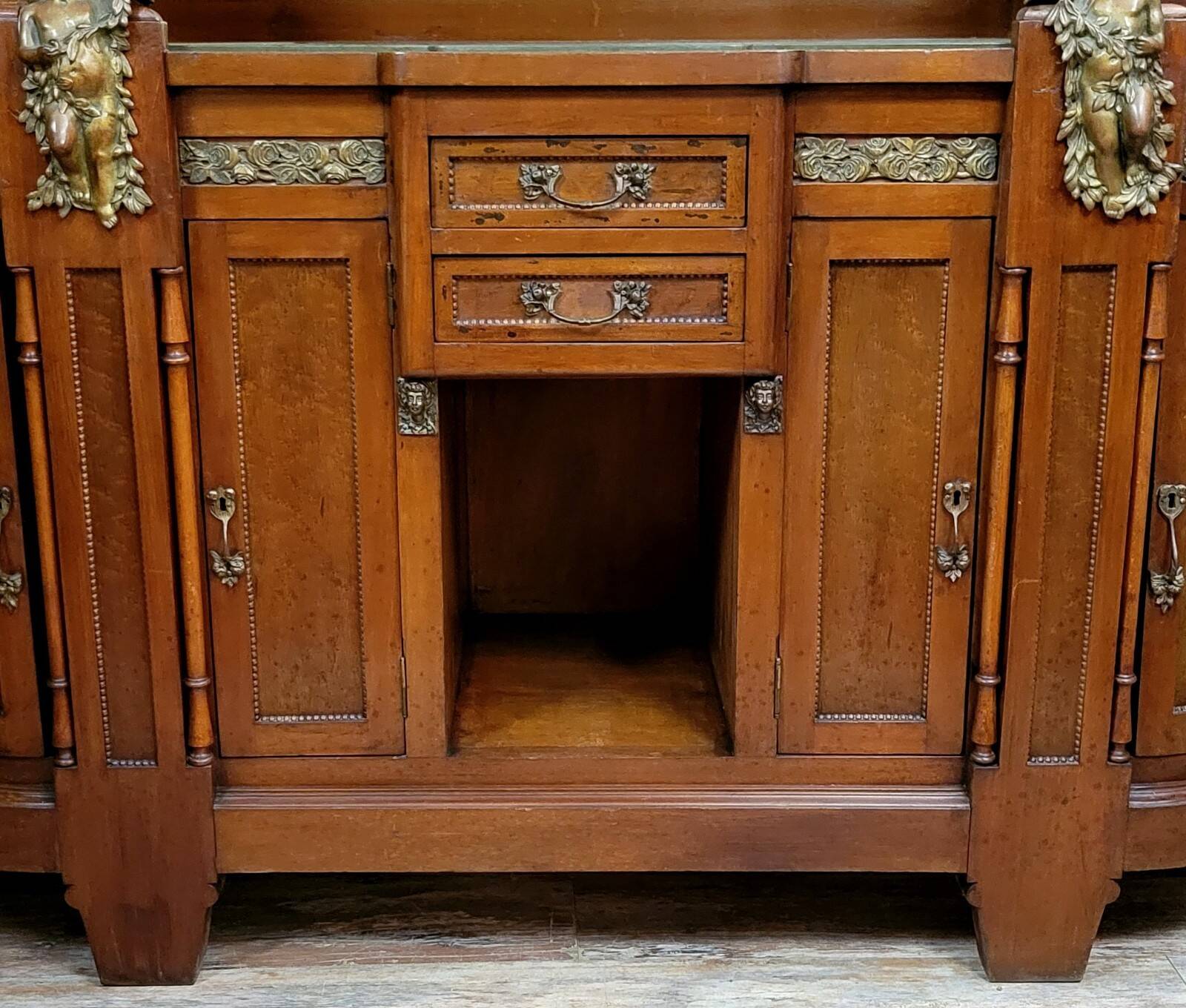 Buffet-vitrine Art nouveau aux putti, vers 1900