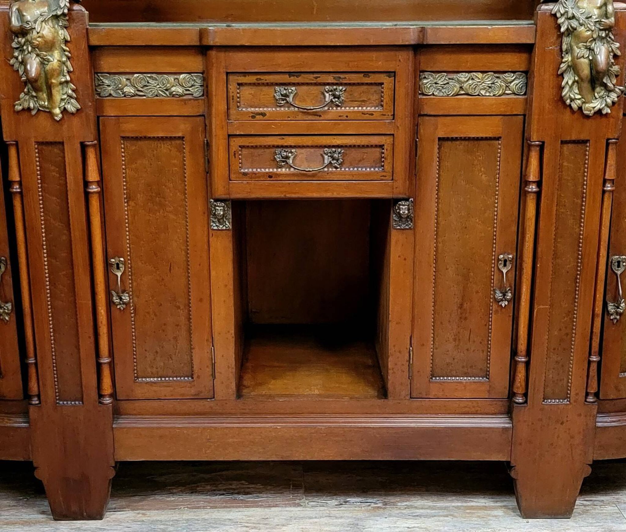 Buffet-vitrine Art nouveau aux putti, vers 1900