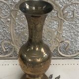 Vase en laiton doré ciselé motif floral